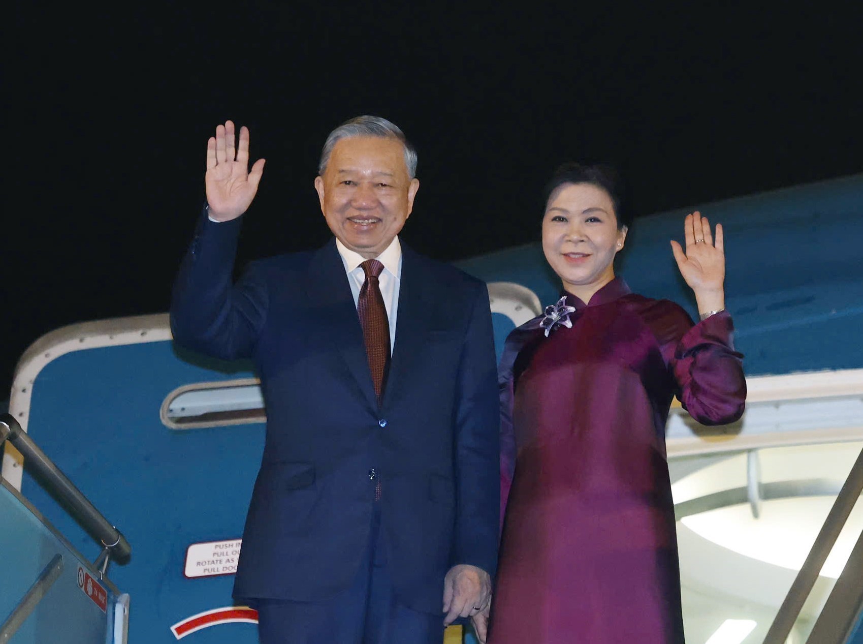 Tổng Bí thư, Chủ tịch nước Tô Lâm và phu nhân lên đường thăm Trung Quốc - Ảnh 1. Tổng Bí thư, Chủ tịch nước Tô Lâm và phu nhân lên đường thăm Trung Quốc - Ảnh 1.