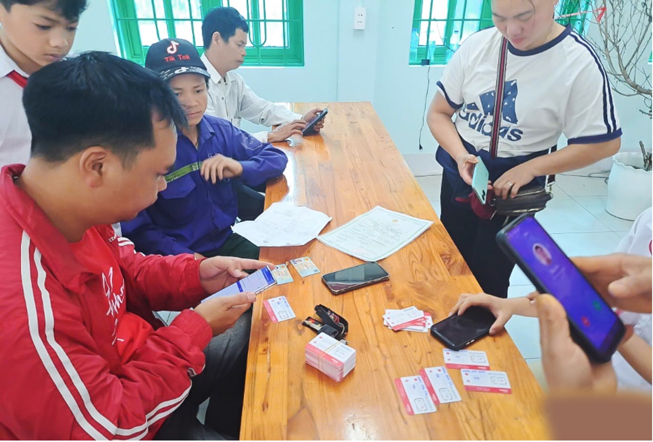 Viettel hỗ trợ khách hàng xác thực thông tin thuê bao nhanh chóng, thuận tiện- Ảnh 1. Viettel hỗ trợ khách hàng xác thực thông tin thuê bao nhanh chóng, thuận tiện- Ảnh 1.