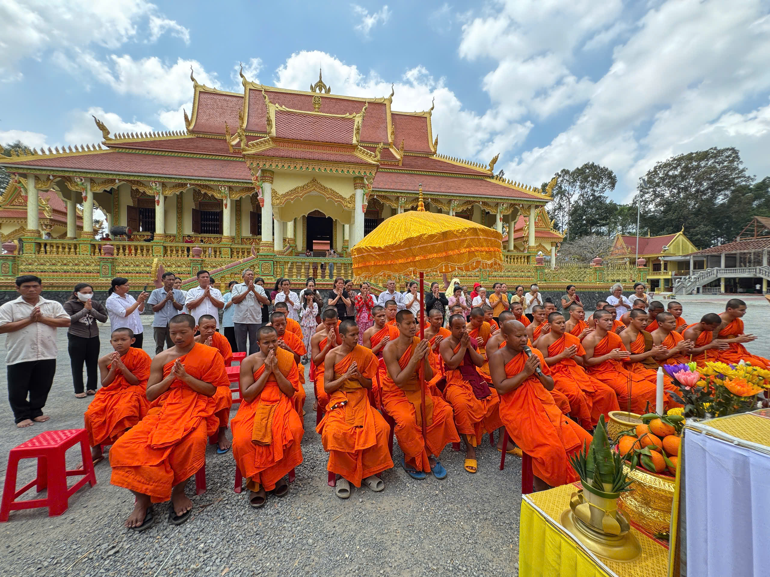 Người trẻ Khmer lễ ch&ugrave;a cầu b&igrave;nh an dịp Tết Ch&ocirc;l Chnăm Thm&acirc;y - Ảnh 1.