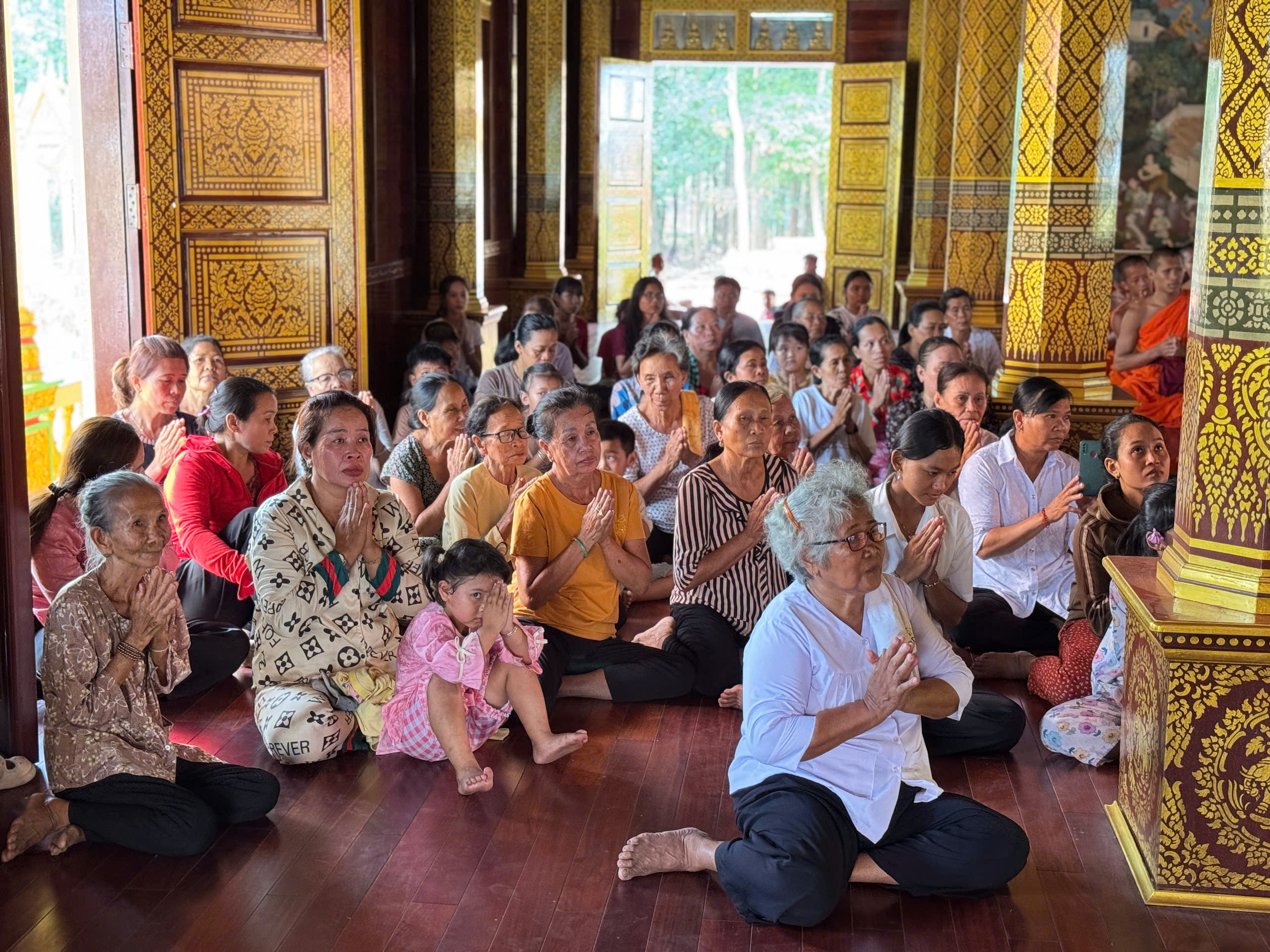 Người trẻ Khmer lễ ch&ugrave;a cầu b&igrave;nh an dịp Tết Ch&ocirc;l Chnăm Thm&acirc;y - Ảnh 18.