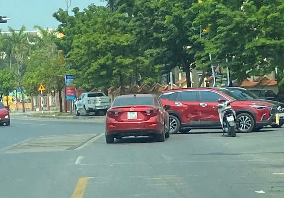 Đèn tín hiệu hỏng hàng loạt, giao thông ở Đồng Hới rối loạn - Ảnh 3.