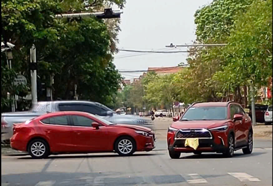 Đèn tín hiệu hỏng hàng loạt, giao thông ở Đồng Hới rối loạn - Ảnh 2.