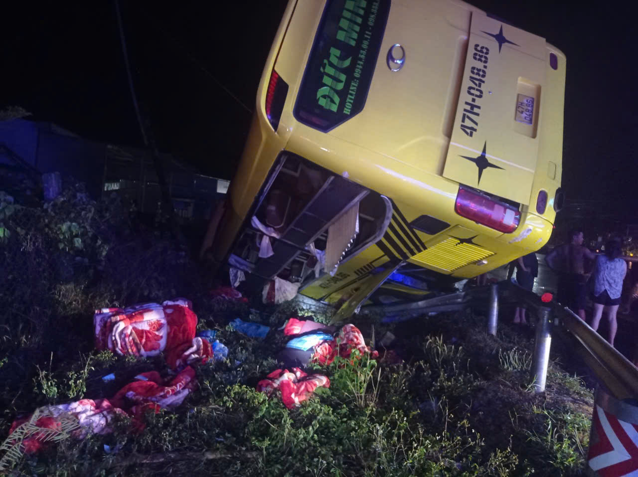 Xe khách lao xuống mương lúc mưa lớn, 9 người thoát nạn trong gang tấc- Ảnh 1.