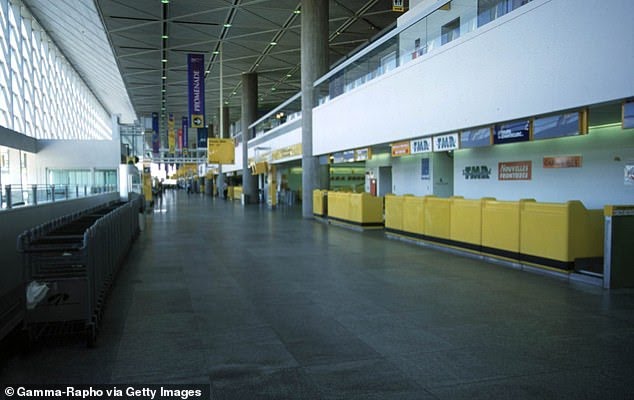 B&ecirc;n trong những 's&acirc;n bay ma' r&ugrave;ng rợn nhất thế giới - Ảnh 6.