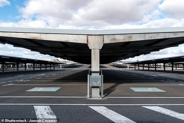 B&ecirc;n trong những 's&acirc;n bay ma' r&ugrave;ng rợn nhất thế giới - Ảnh 11.