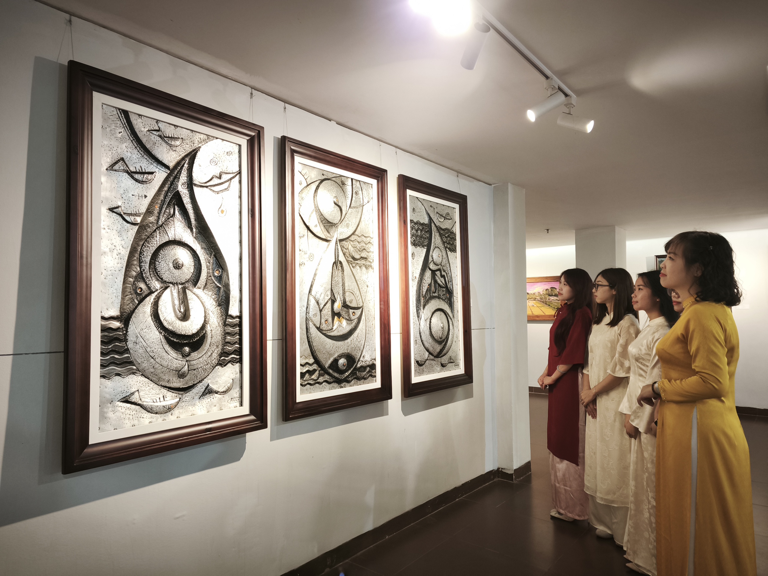 'Nghệ sĩ Đà Nẵng từng bước thu hẹp khoảng cách với các trung tâm mỹ thuật lớn'- Ảnh 7. 'Nghệ sĩ Đà Nẵng từng bước thu hẹp khoảng cách với các trung tâm mỹ thuật lớn'- Ảnh 7.