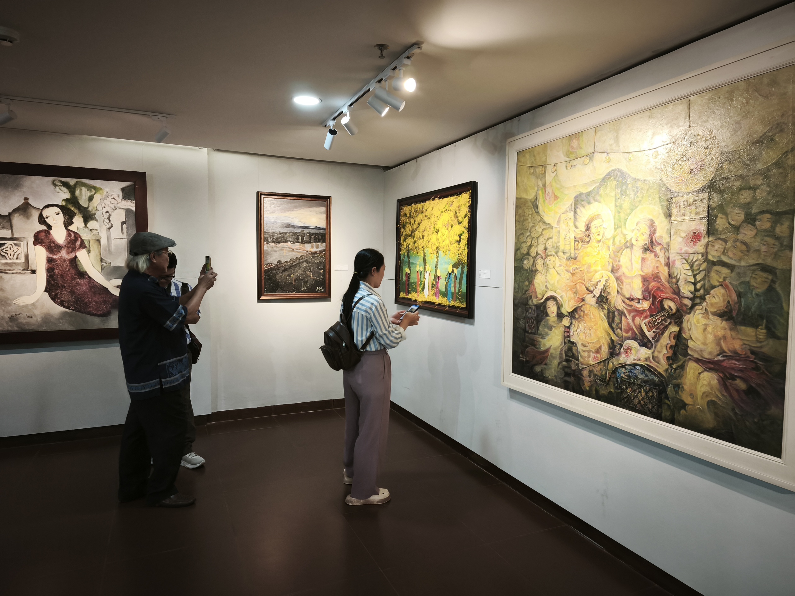 'Nghệ sĩ Đà Nẵng từng bước thu hẹp khoảng cách với các trung tâm mỹ thuật lớn'- Ảnh 2. 'Nghệ sĩ Đà Nẵng từng bước thu hẹp khoảng cách với các trung tâm mỹ thuật lớn'- Ảnh 2.