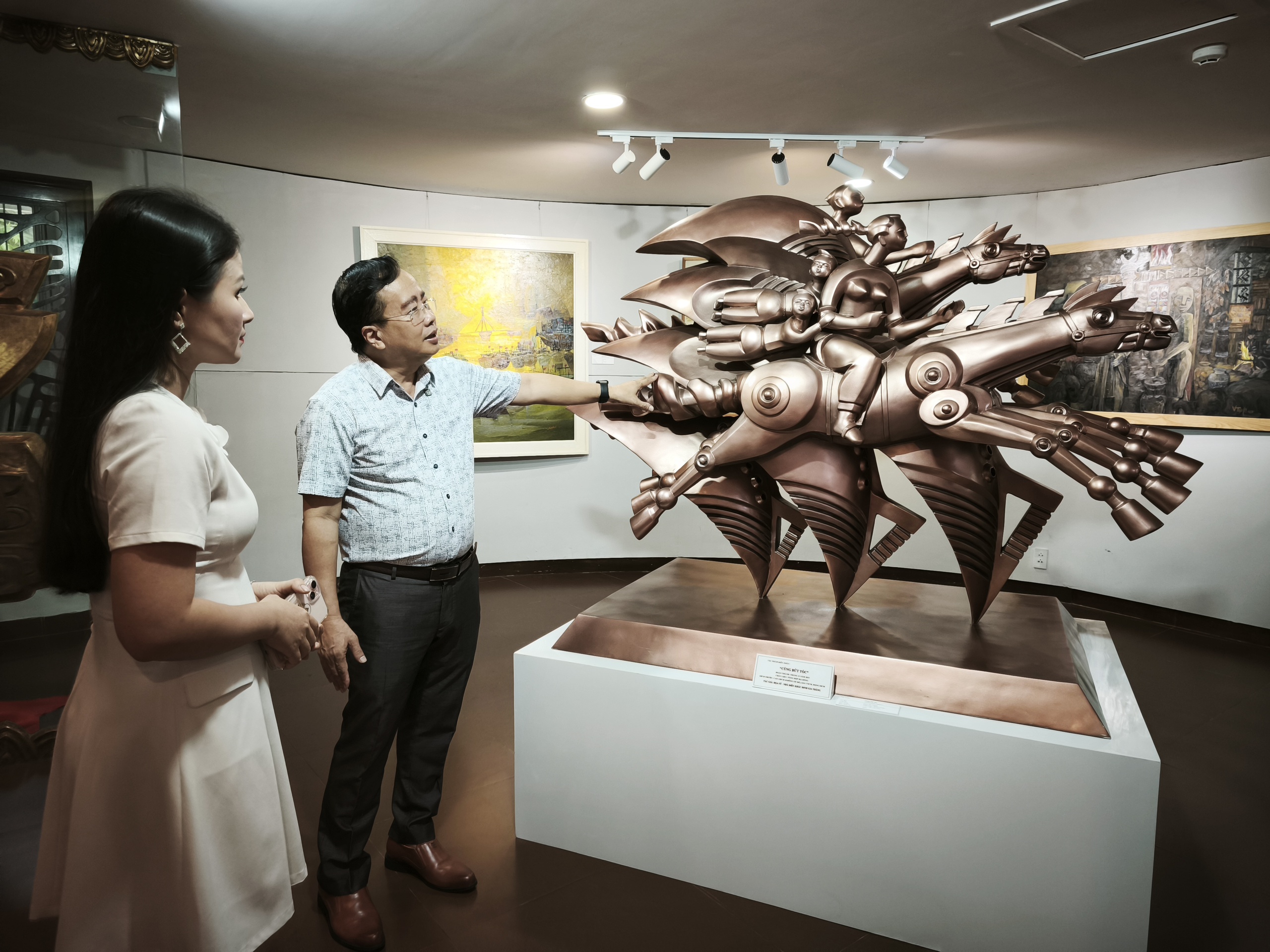 'Nghệ sĩ Đà Nẵng từng bước thu hẹp khoảng cách với các trung tâm mỹ thuật lớn'- Ảnh 1. 'Nghệ sĩ Đà Nẵng từng bước thu hẹp khoảng cách với các trung tâm mỹ thuật lớn'- Ảnh 1.