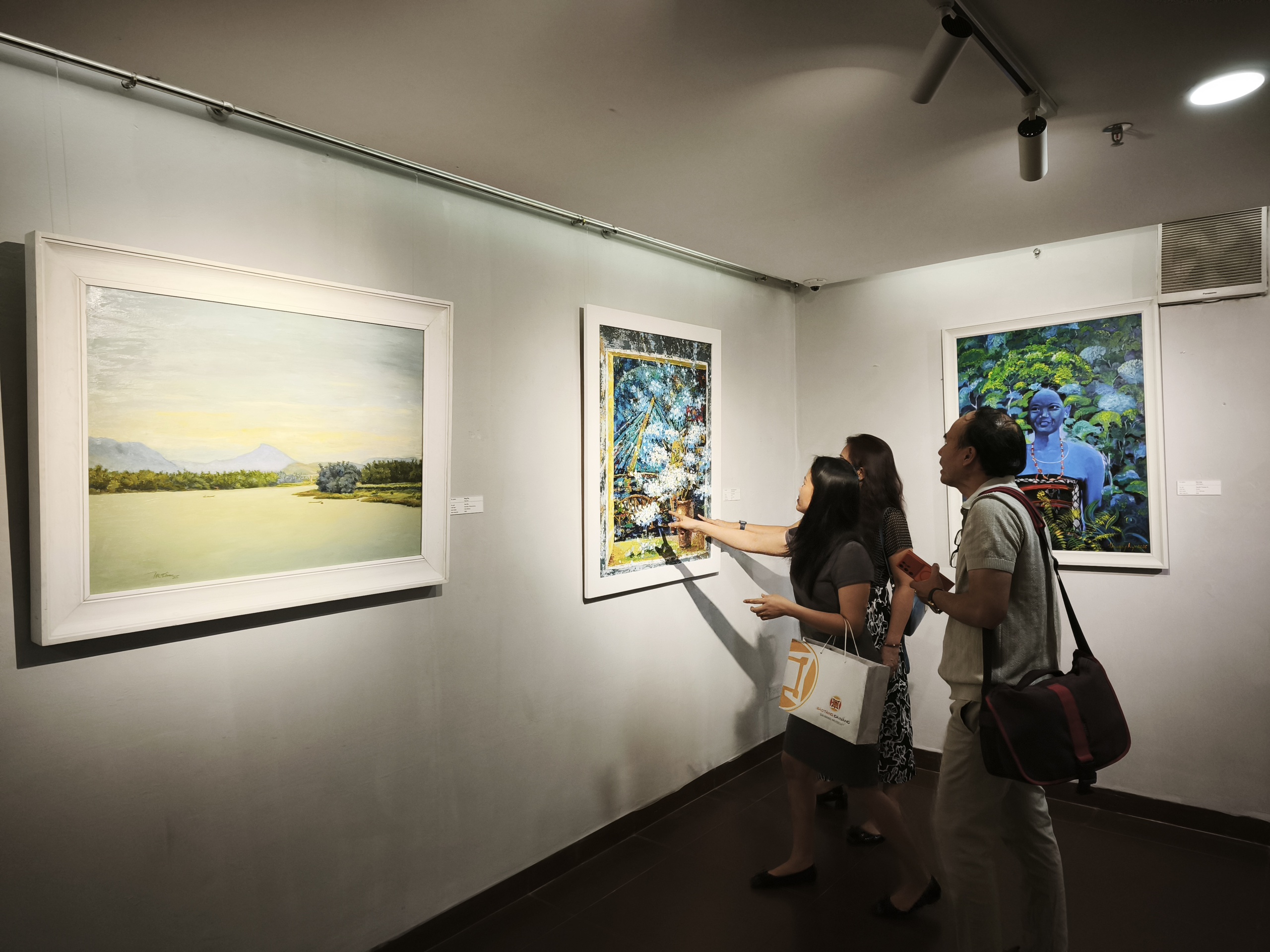 'Nghệ sĩ Đà Nẵng từng bước thu hẹp khoảng cách với các trung tâm mỹ thuật lớn'- Ảnh 12. 'Nghệ sĩ Đà Nẵng từng bước thu hẹp khoảng cách với các trung tâm mỹ thuật lớn'- Ảnh 12.