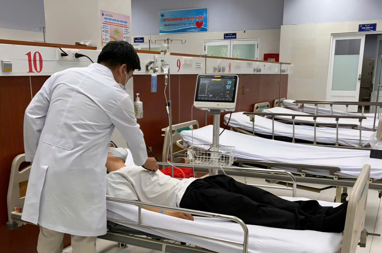 TP.HCM: 11 công nhân đi cấp cứu sau bữa ăn trưa - Ảnh 2.