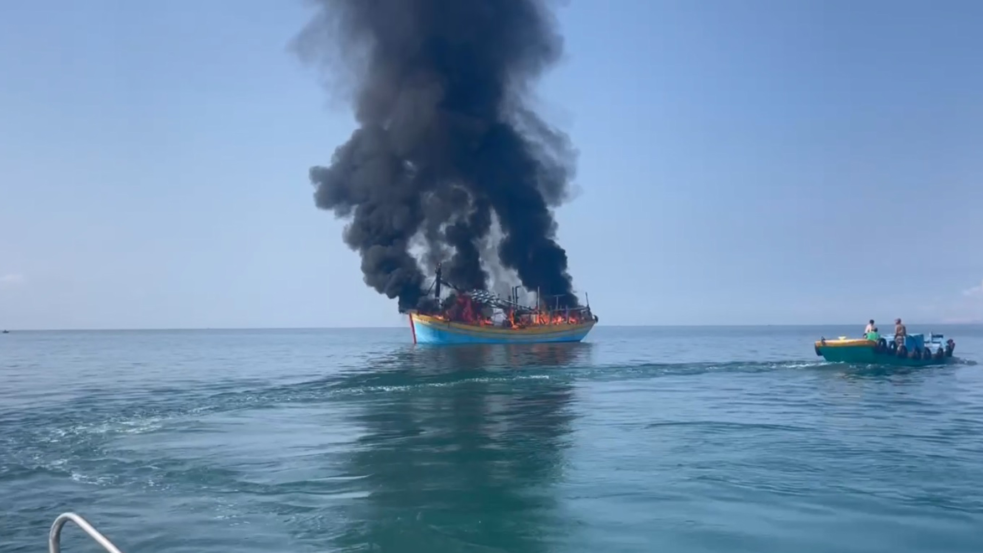 Cháy tàu cá trên biển Phan Thiết, cột khói bốc cao- Ảnh 1.