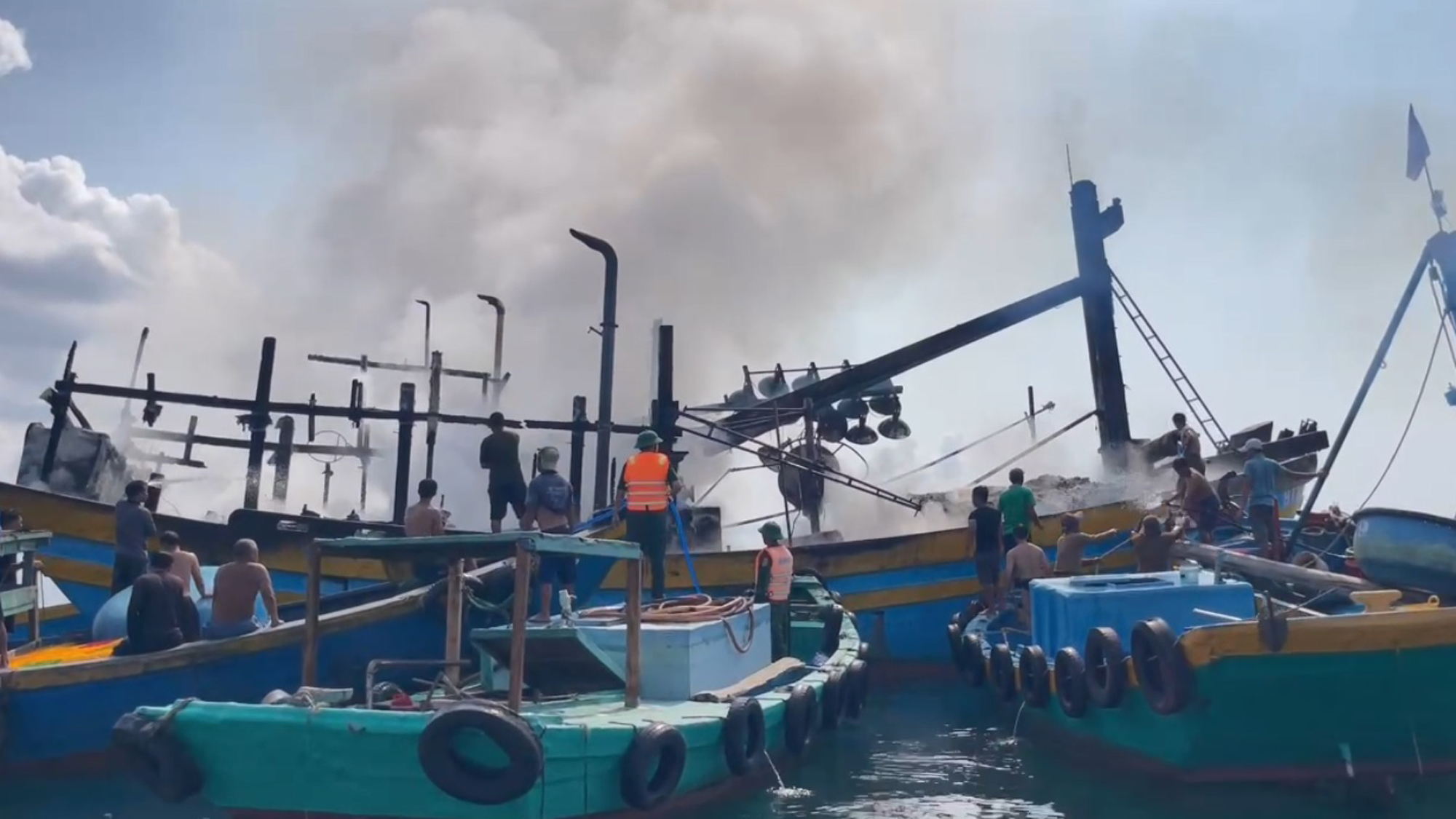 Cháy tàu cá trên biển Phan Thiết, cột khói bốc cao- Ảnh 3.