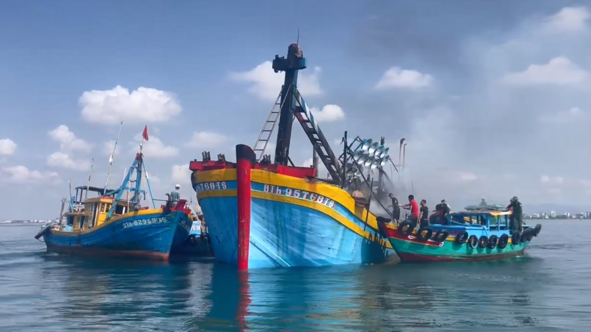 Cháy tàu cá trên biển Phan Thiết, cột khói bốc cao- Ảnh 2.