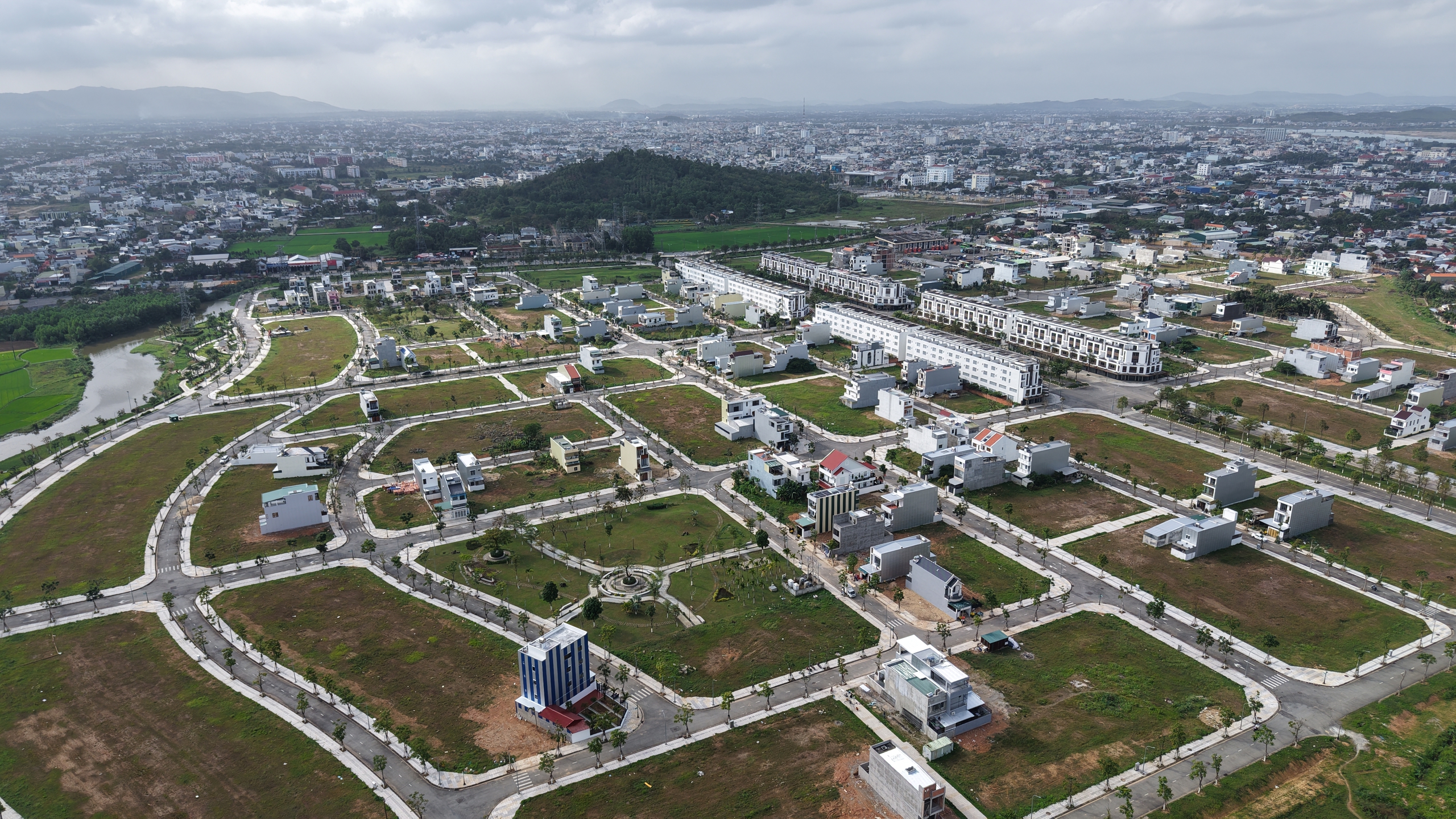 Quảng Ngãi: Người có nhà cách nơi làm việc 30 km được mua nhà ở xã hội- Ảnh 1. Quảng Ngãi: Người có nhà cách nơi làm việc 30 km được mua nhà ở xã hội- Ảnh 1.