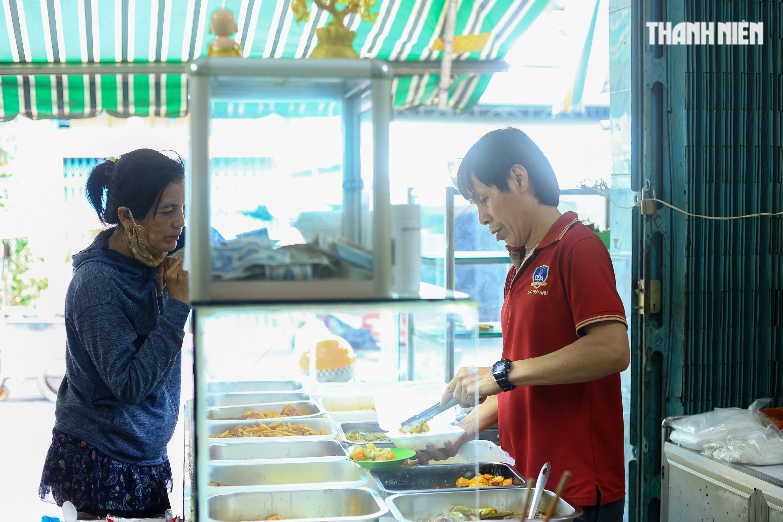 Giá thực phẩm tăng: Quán cơm 10.000 đồng ở TP.HCM vẫn 'ngược dòng'- Ảnh 1.