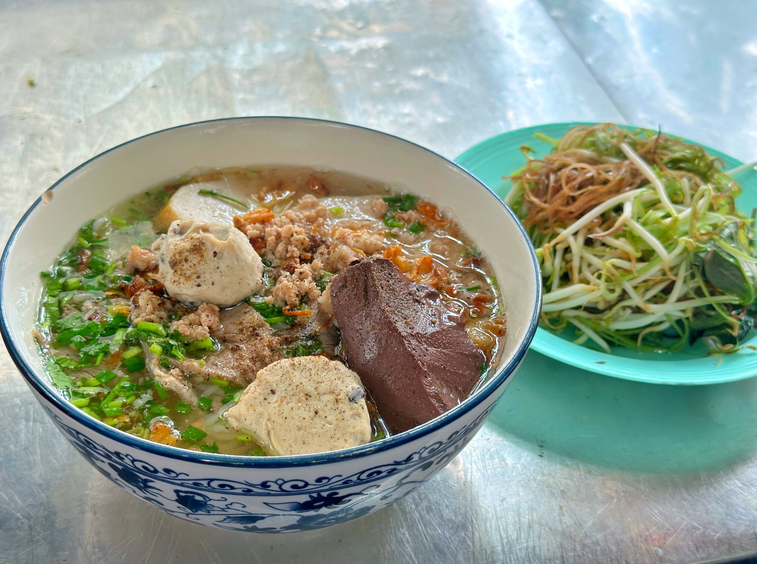 Qu&aacute;n ăn b&igrave;nh d&acirc;n ở TP.HCM nổi tiếng thế giới: B&agrave; chủ mất, qu&aacute;n giờ ra sao? - Ảnh 3.