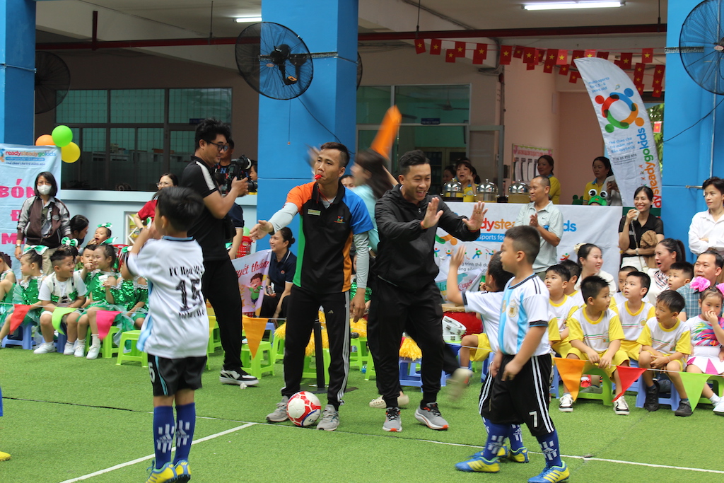 Vui như xem trẻ mầm non thi đấu thể thao - Ảnh 13.