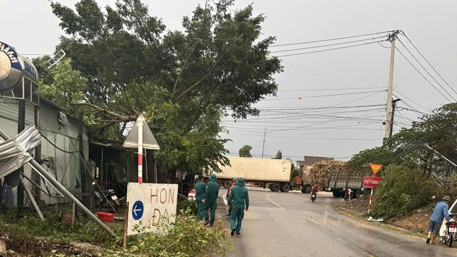 Lốc xoáy tại Gia Lai chiều 15.4, hơn 10 nhà bị tốc mái - Ảnh 3.