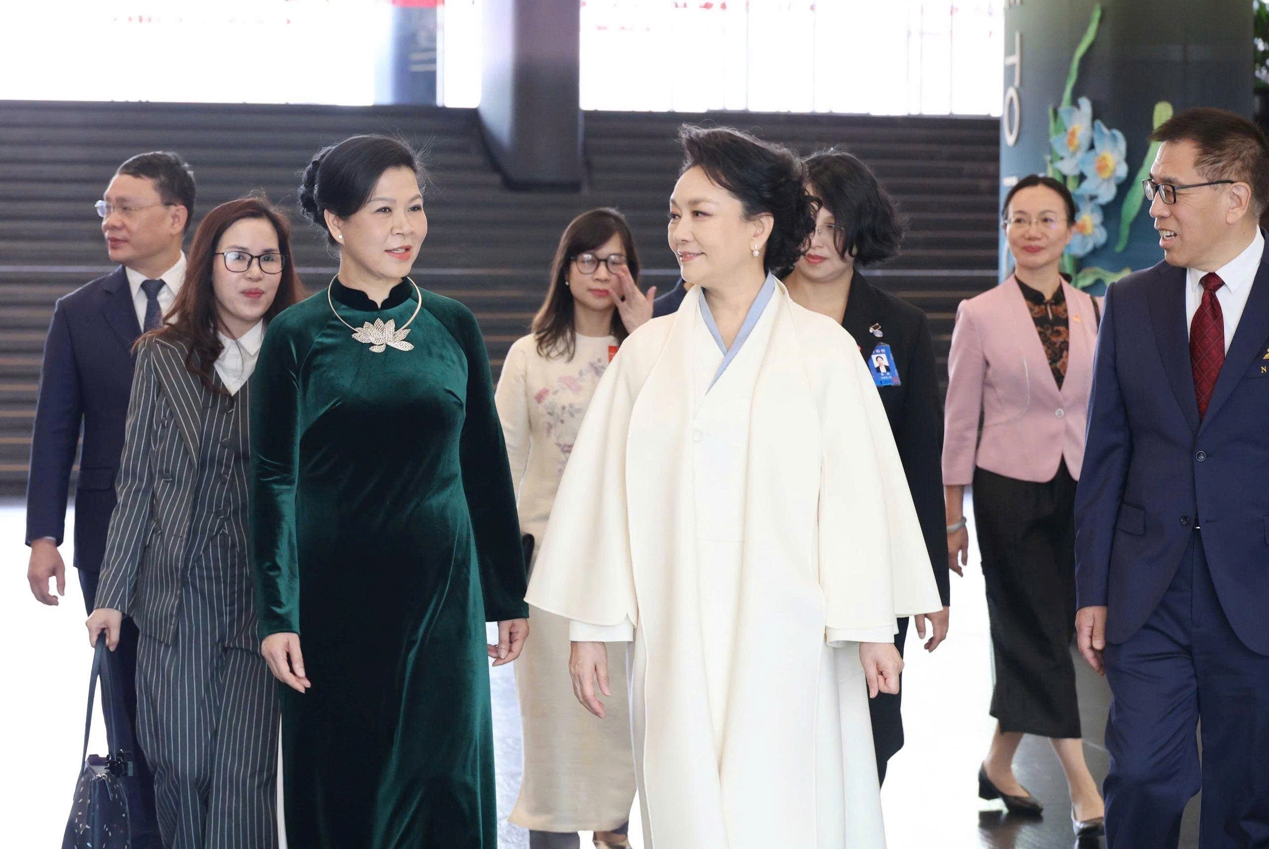 Phu nh&acirc;n Ng&ocirc; Phương Ly c&ugrave;ng phu nh&acirc;n B&agrave;nh Lệ Vi&ecirc;n thăm Nh&agrave; h&aacute;t lớn Trung Quốc - Ảnh 1.