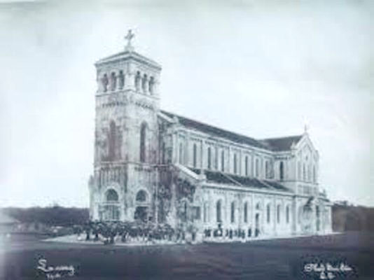 Từ th&aacute;p chu&ocirc;ng trăm tuổi đến vương cung th&aacute;nh đường lớn nhất Việt Nam- Ảnh 2.