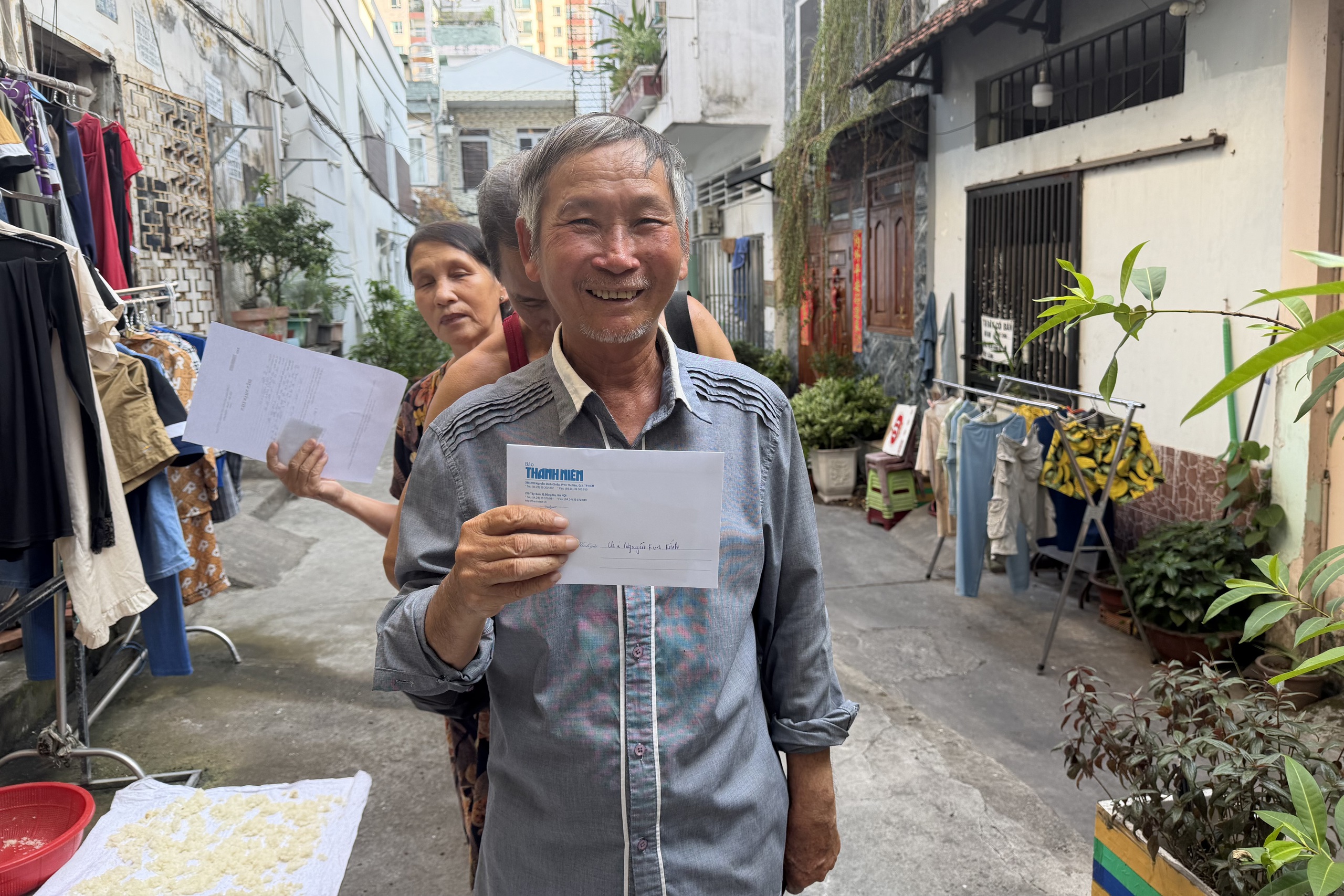 'Xóm vé số xứ Nẫu' ở TP.HCM: Nhận gần 100 triệu đồng, nhiều người bật khóc- Ảnh 7.