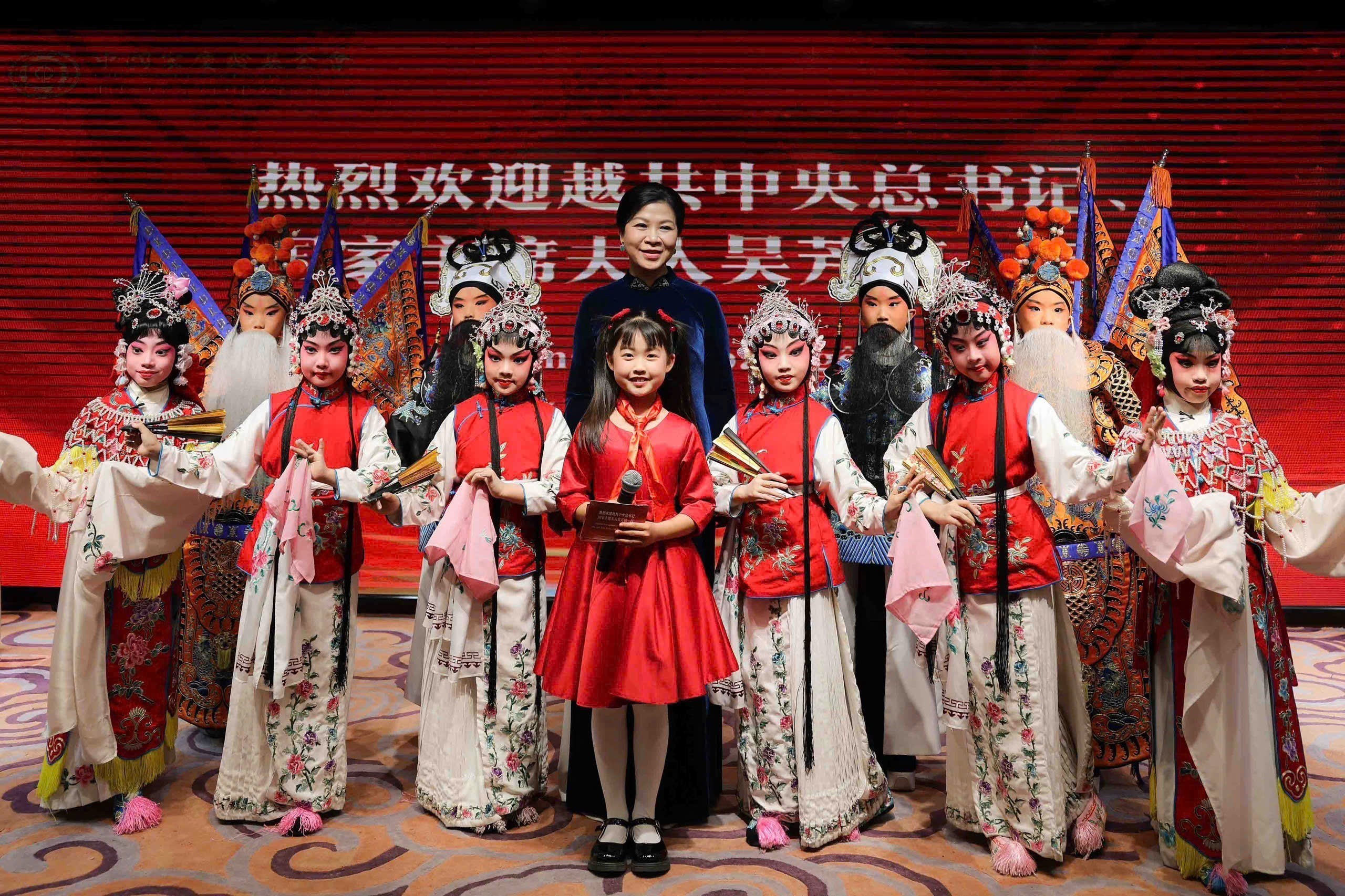 Phu nh&acirc;n Ng&ocirc; Phương Ly thăm Trung t&acirc;m Tống Kh&aacute;nh Linh tại Bắc Kinh 2026 - Ảnh 3.