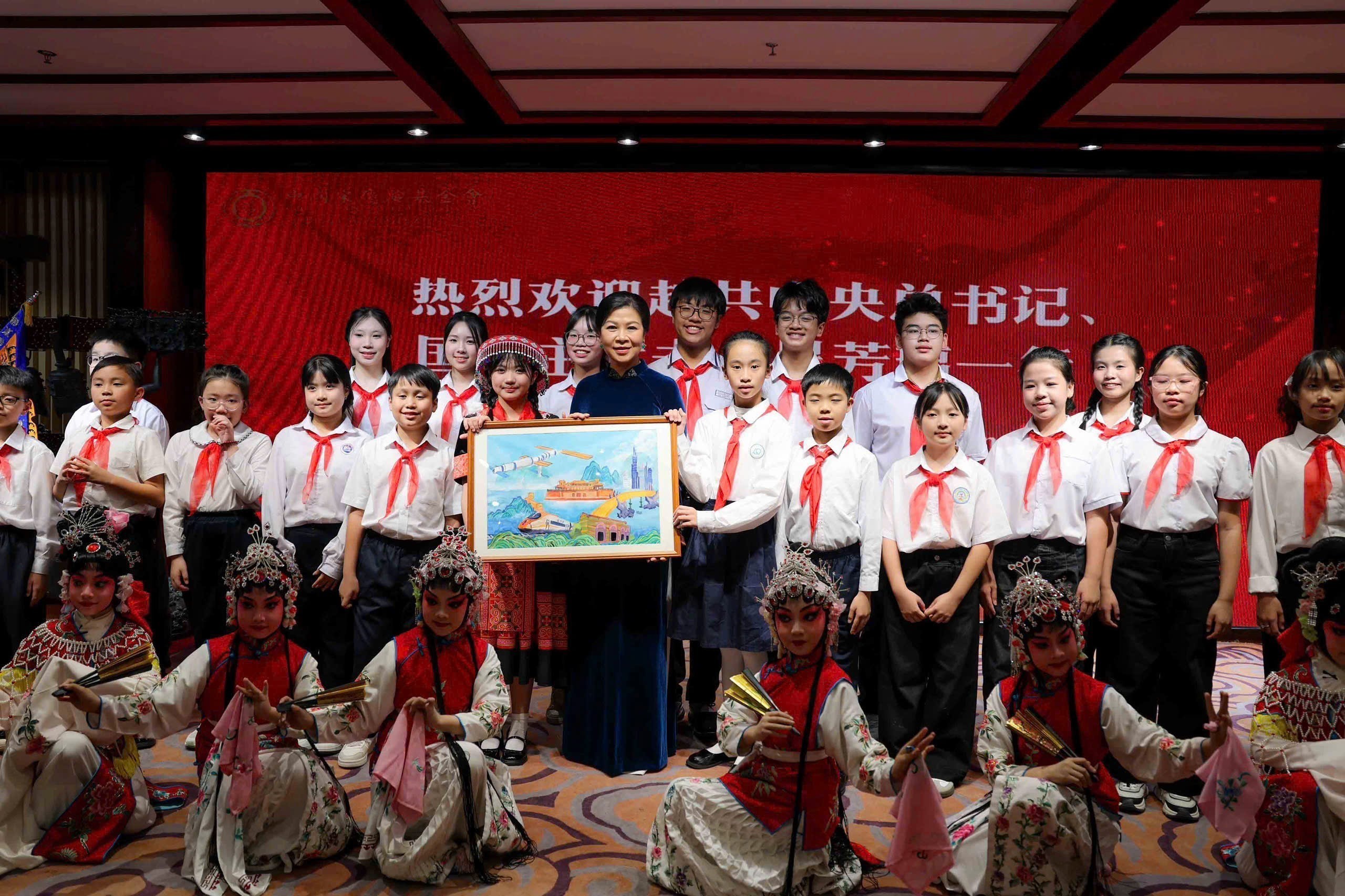 Phu nh&acirc;n Ng&ocirc; Phương Ly thăm Trung t&acirc;m Tống Kh&aacute;nh Linh tại Bắc Kinh 2026 - Ảnh 4.