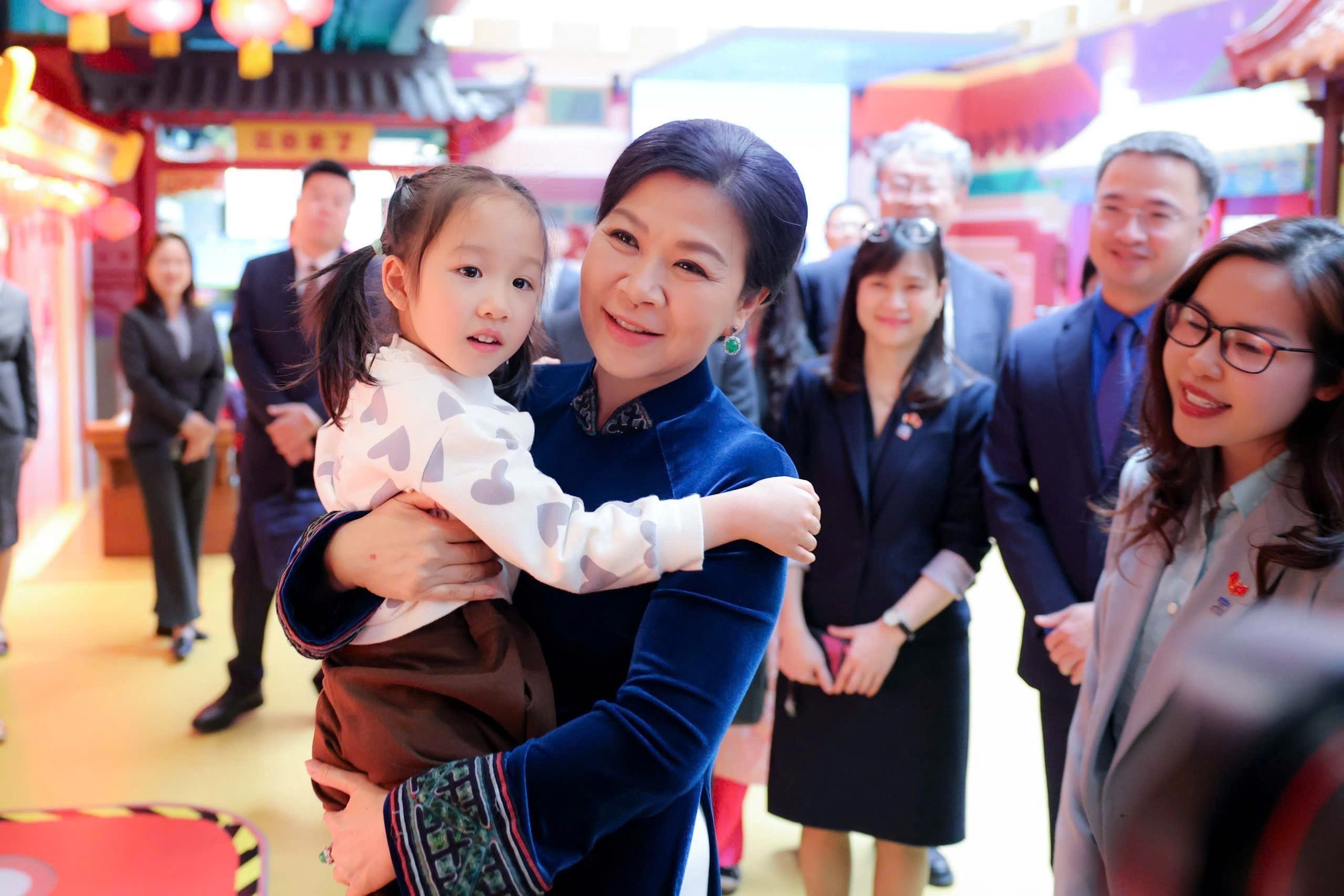 Phu nh&acirc;n Ng&ocirc; Phương Ly thăm Trung t&acirc;m Tống Kh&aacute;nh Linh tại Bắc Kinh 2026 - Ảnh 1.