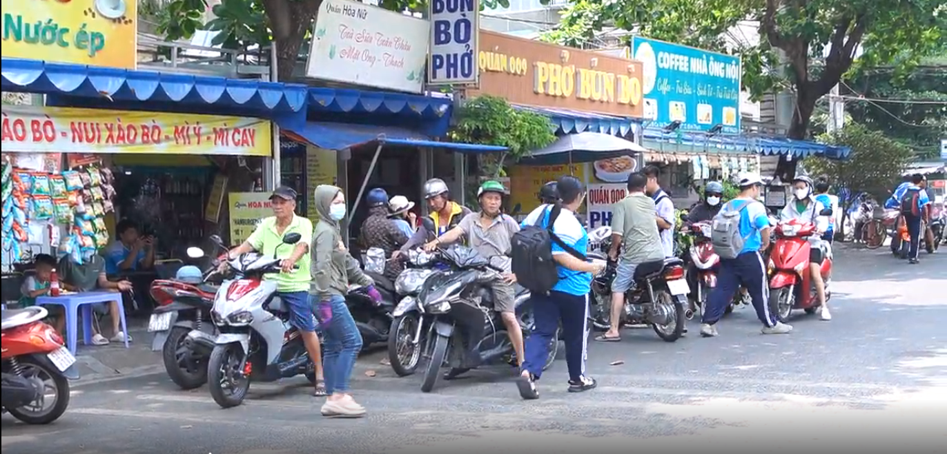  phụ huynh gác việc, đội nắng đưa con về giữa trưa - Ảnh 1.