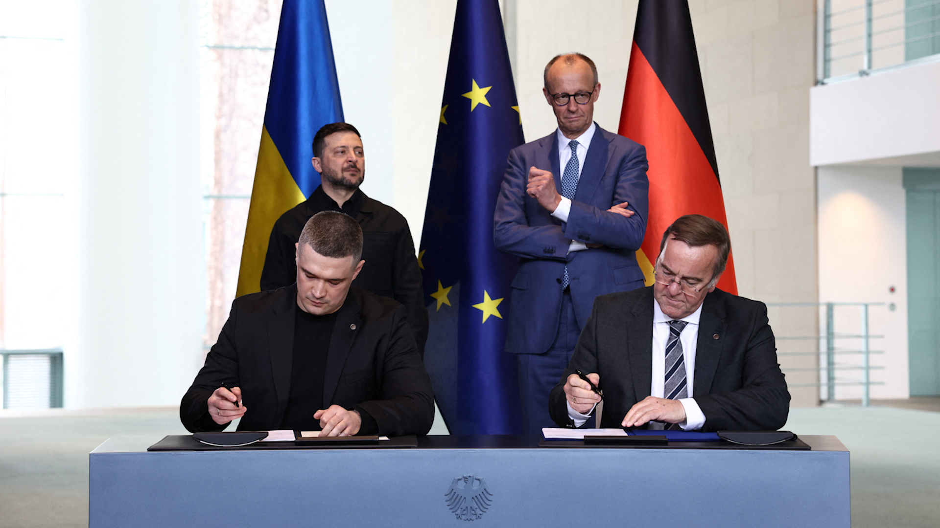 Thủ tướng Đức muốn đưa thanh niên Ukraine về nước chiến đấu - Ảnh 1.