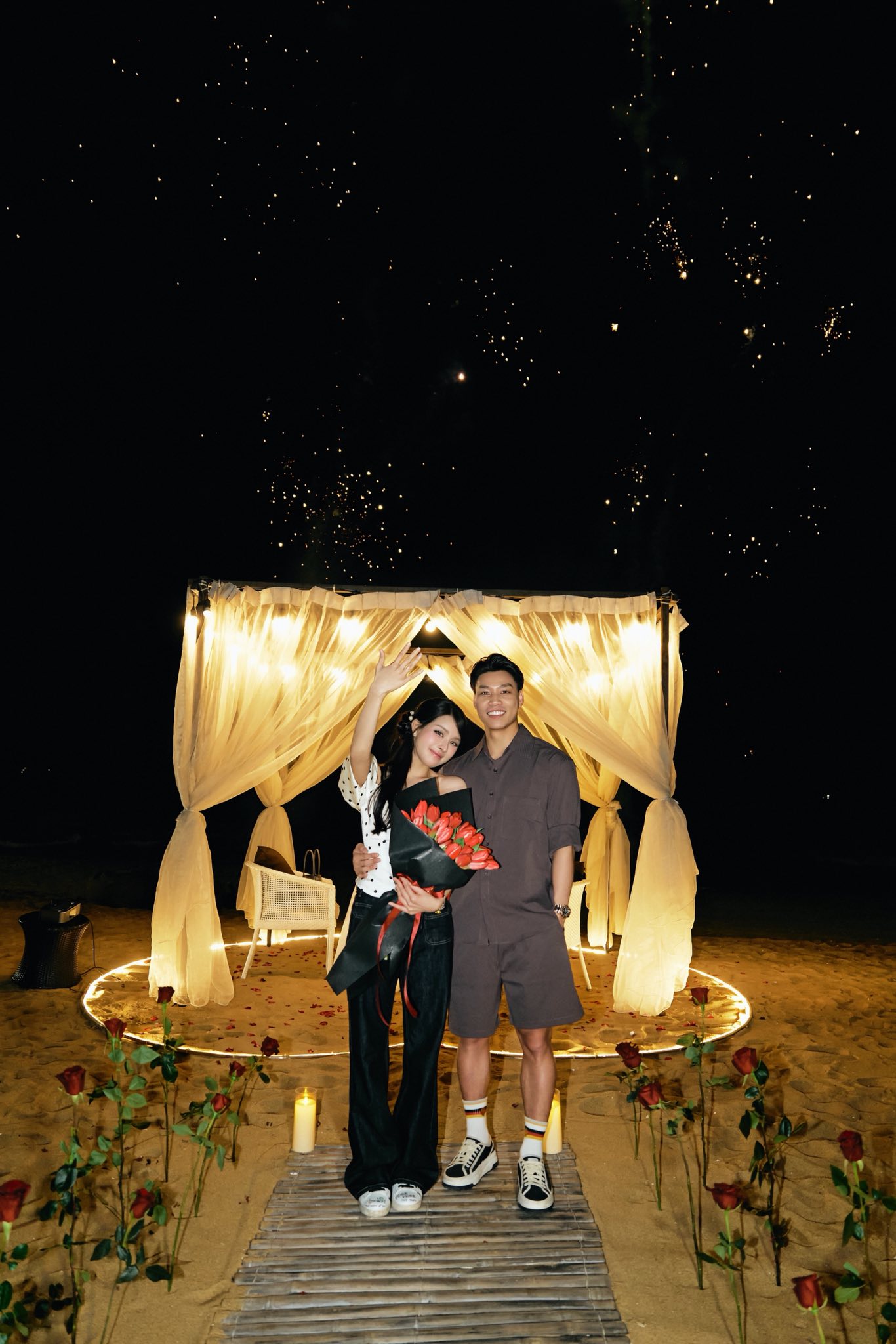 Nhan sắc c&ocirc; g&aacute;i vừa được cầu thủ Văn Thanh cầu h&ocirc;n - Ảnh 1.