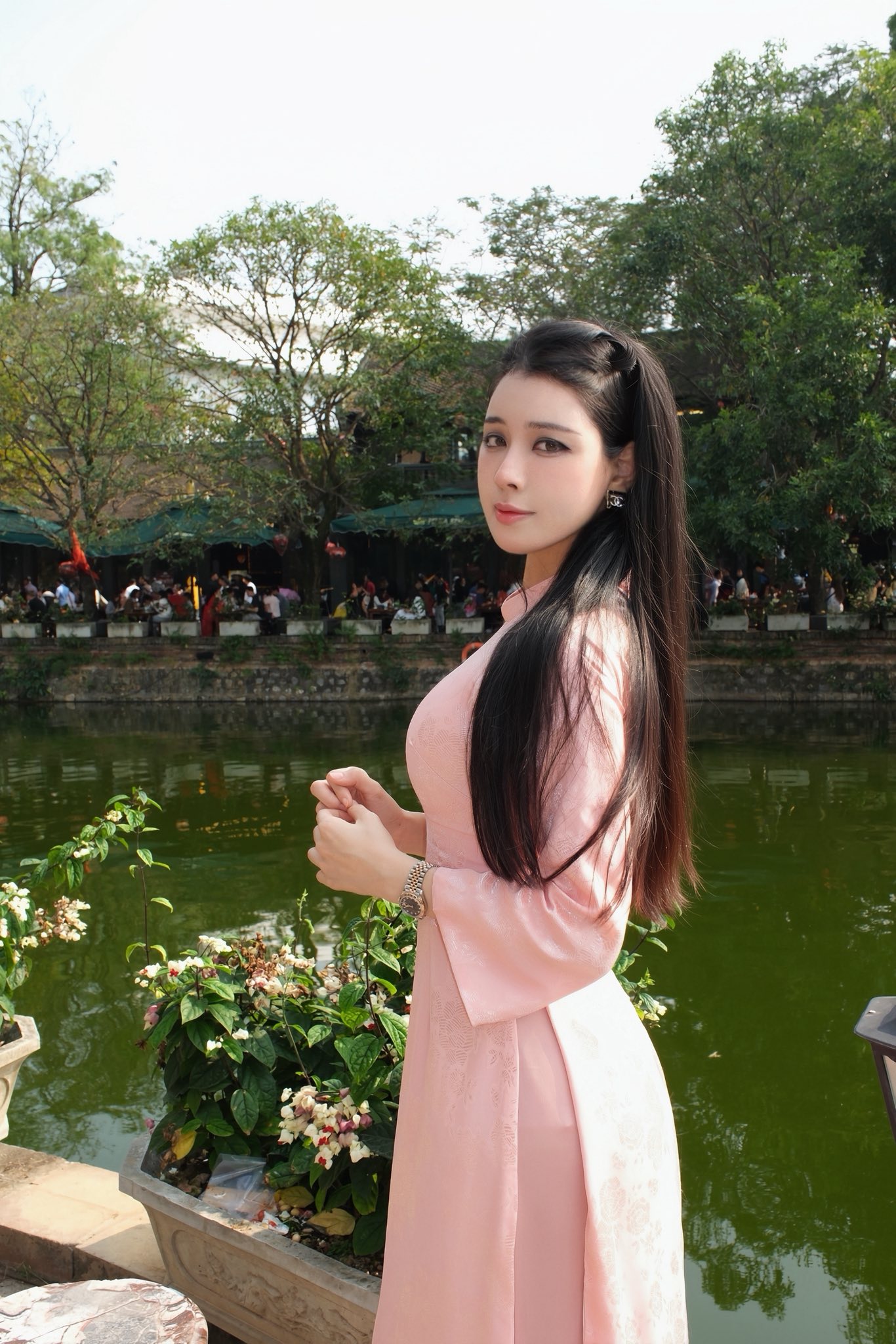 Nhan sắc c&ocirc; g&aacute;i vừa được cầu thủ Văn Thanh cầu h&ocirc;n - Ảnh 3.