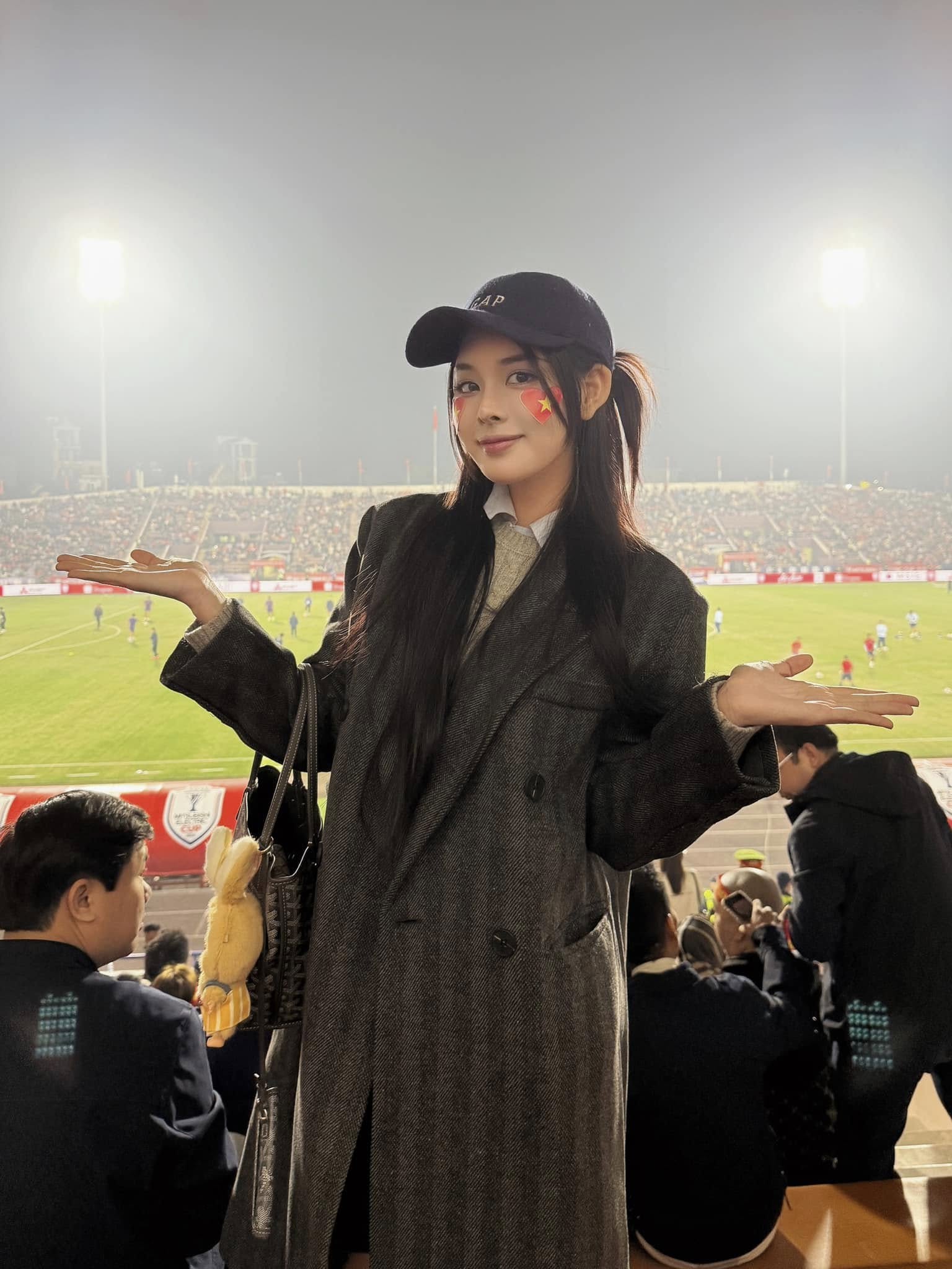 Nhan sắc c&ocirc; g&aacute;i vừa được cầu thủ Văn Thanh cầu h&ocirc;n - Ảnh 4.