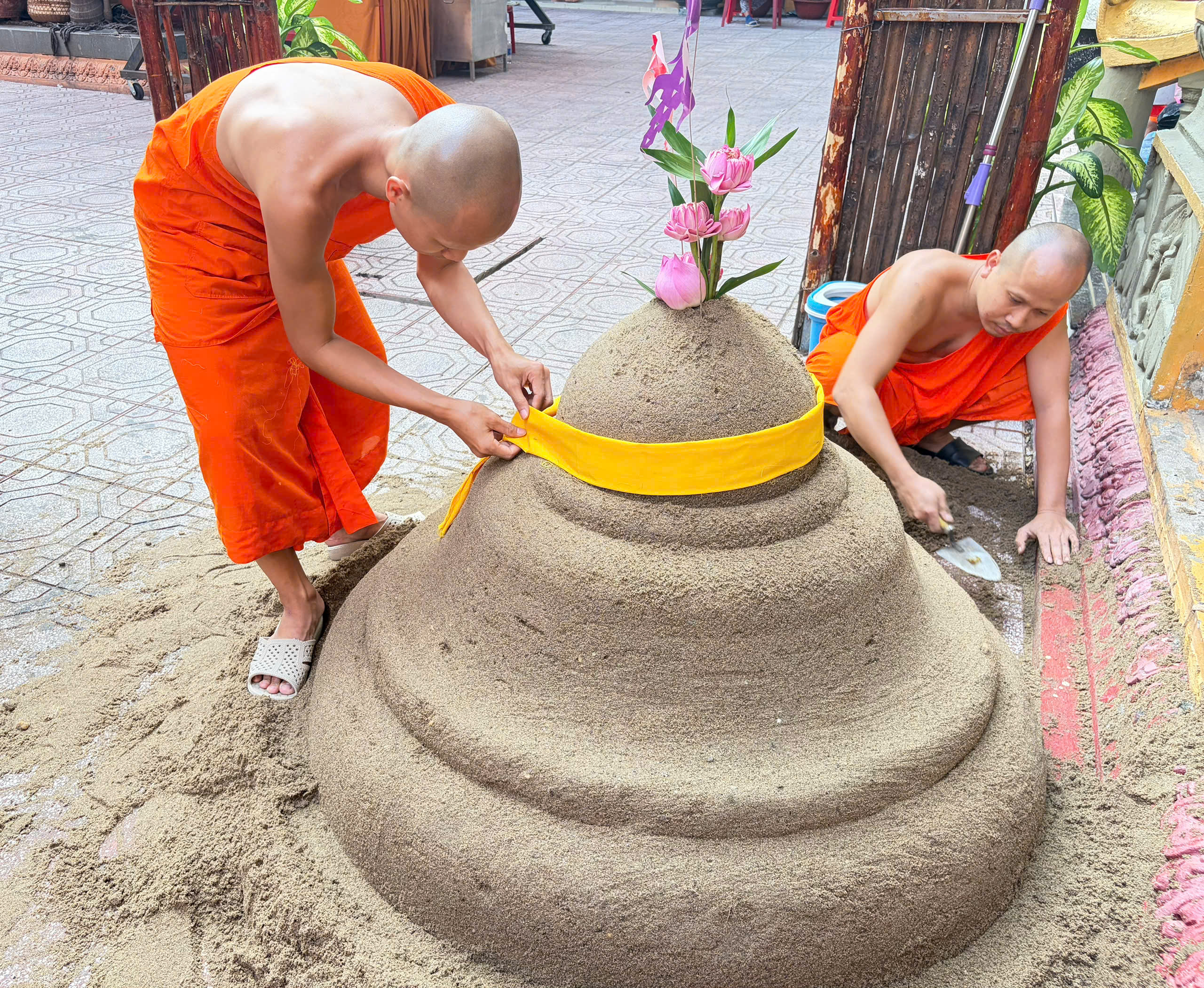 V&igrave; sao người Khmer ở TP.HCM x&acirc;y n&uacute;i c&aacute;t dịp tết? &Yacute; nghĩa &iacute;t người biết - Ảnh 5.