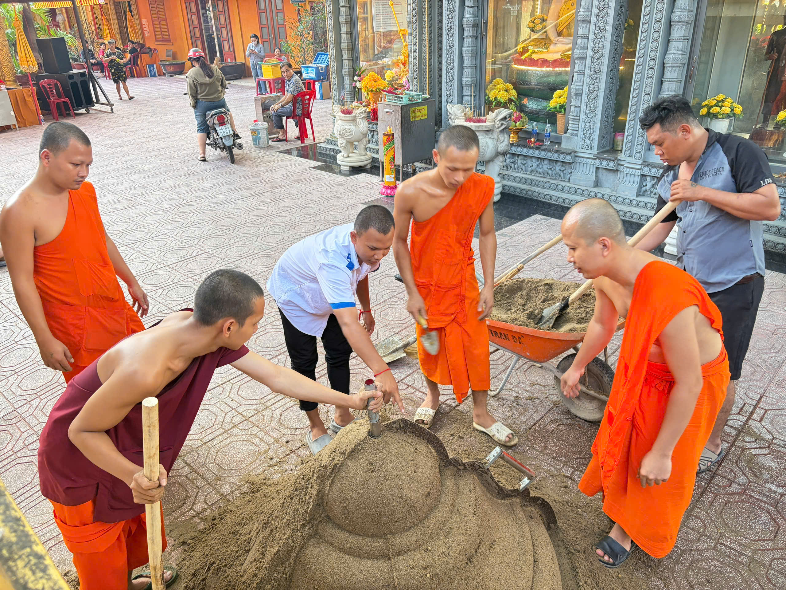 V&igrave; sao người Khmer ở TP.HCM x&acirc;y n&uacute;i c&aacute;t dịp tết? &Yacute; nghĩa &iacute;t người biết - Ảnh 3.