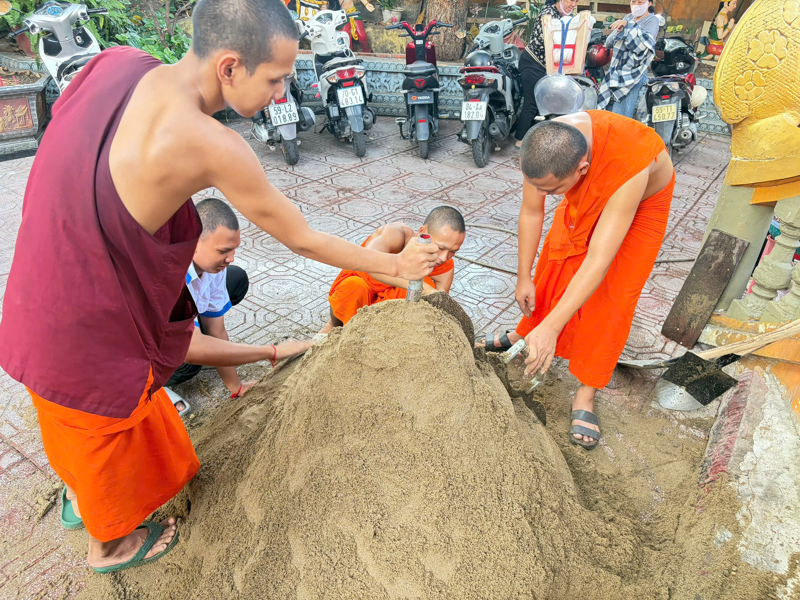 V&igrave; sao người Khmer ở TP.HCM x&acirc;y n&uacute;i c&aacute;t dịp tết? &Yacute; nghĩa &iacute;t người biết - Ảnh 1.