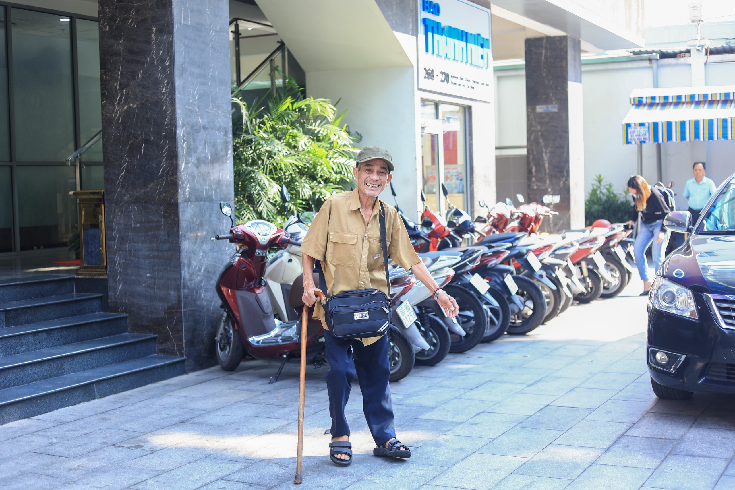 'Xóm vé số xứ Nẫu' ở TP.HCM: Nhận gần 100 triệu đồng, nhiều người bật khóc- Ảnh 3.