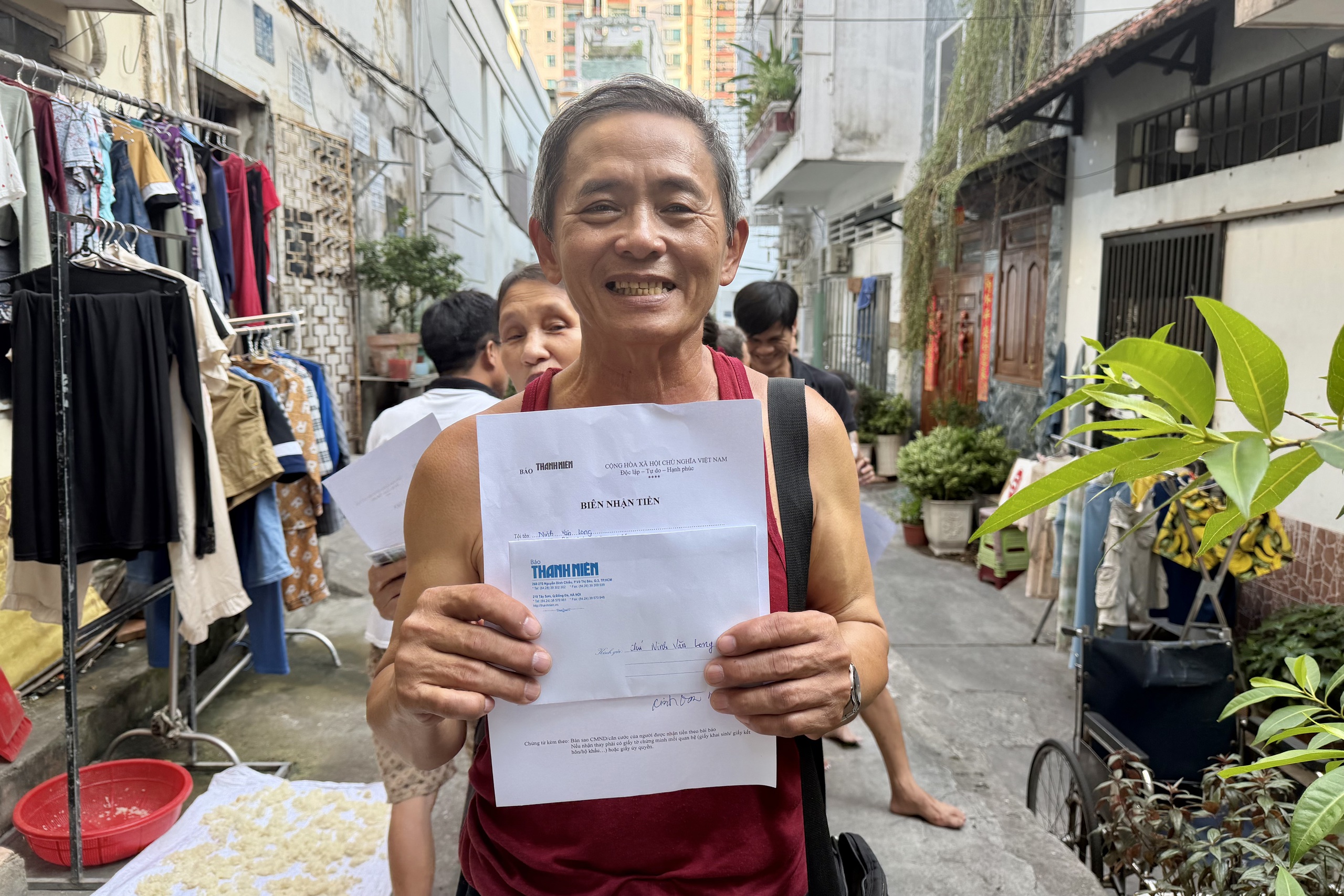 'Xóm vé số xứ Nẫu' ở TP.HCM: Nhận gần 100 triệu đồng, nhiều người bật khóc- Ảnh 10.