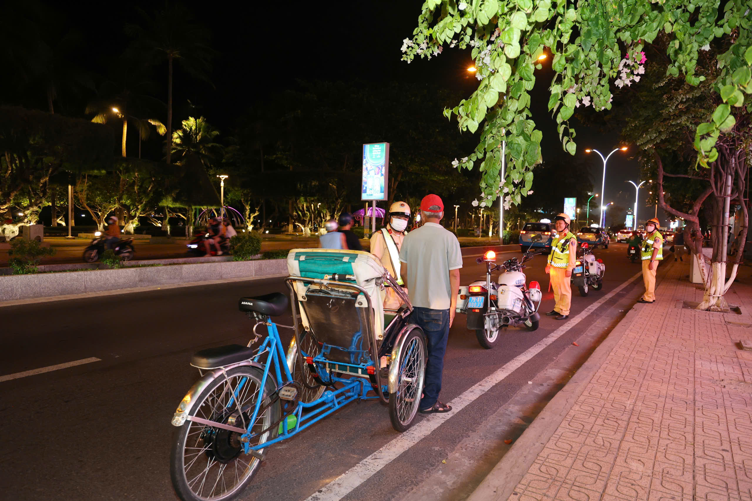 Nha Trang chấn chỉnh xích lô gắn động cơ trái phép- Ảnh 3.