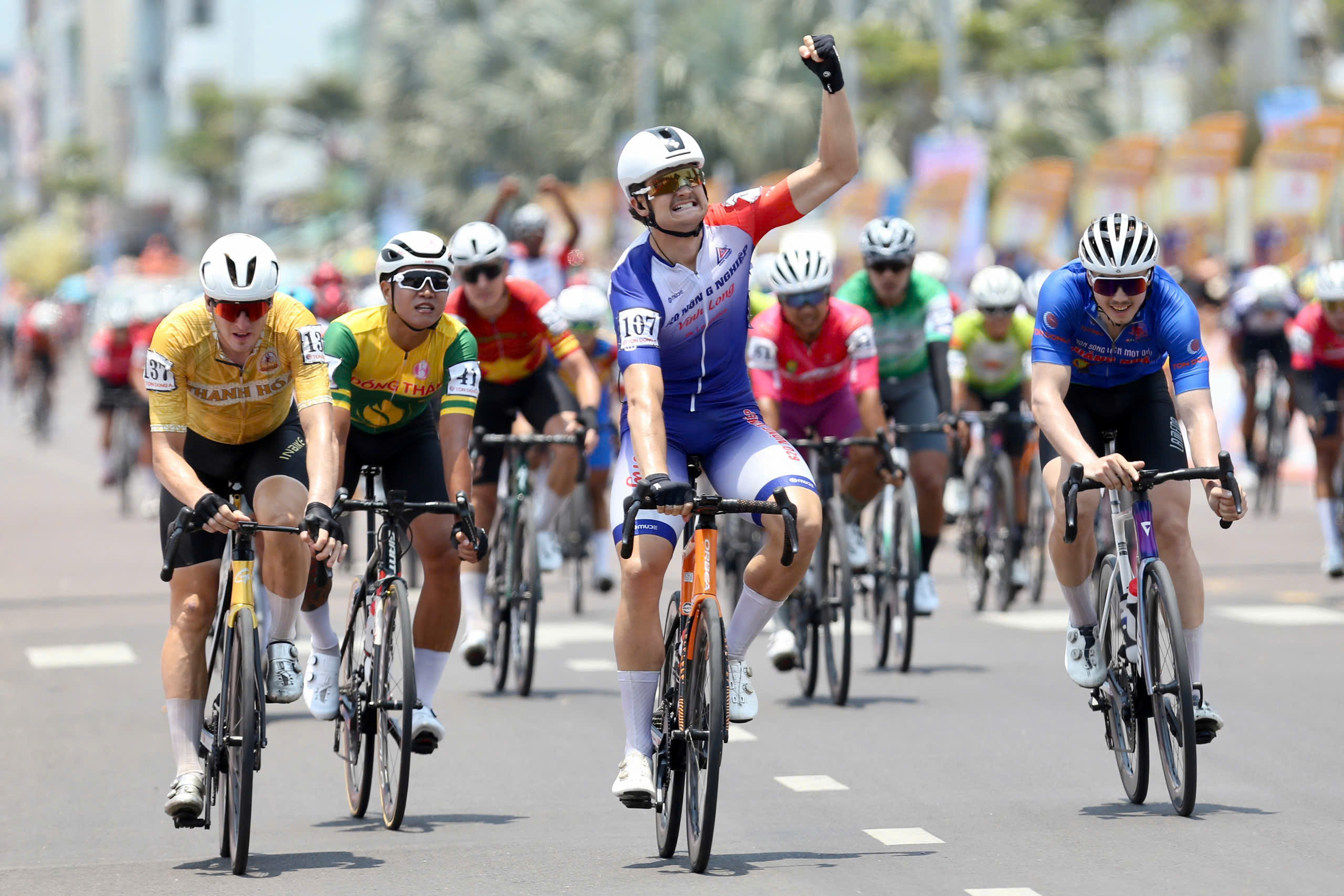 Tay đua Thụy Sĩ độc diễn giành chiến thắng chặng 12 Cúp xe đạp truyền hình TP.HCM- Ảnh 2.