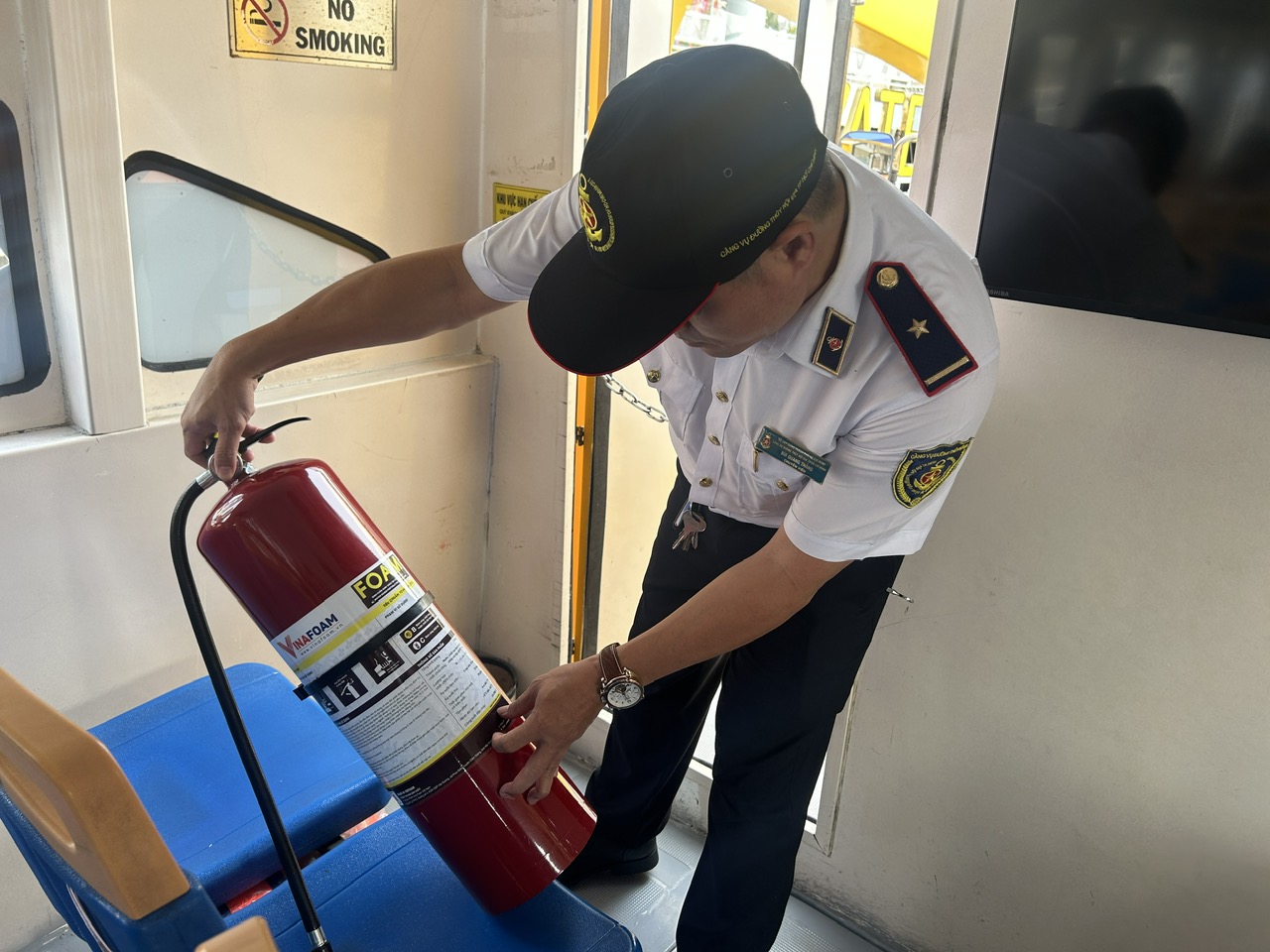 TP . HCM tăng cường kiểm tra tàu chở khách trên sông Sài Gòn dịp lễ 2026 - Ảnh 2.