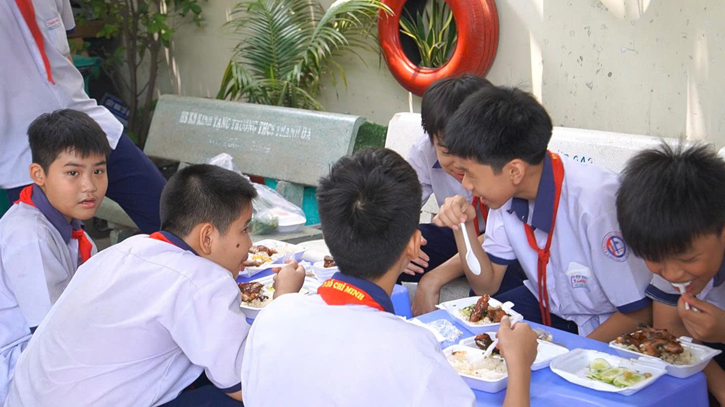 Nhiều trường dừng suất ăn b&aacute;n tr&uacute;: phụ huynh g&aacute;c việc, đội nắng đưa con về giữa trưa - Ảnh 2.