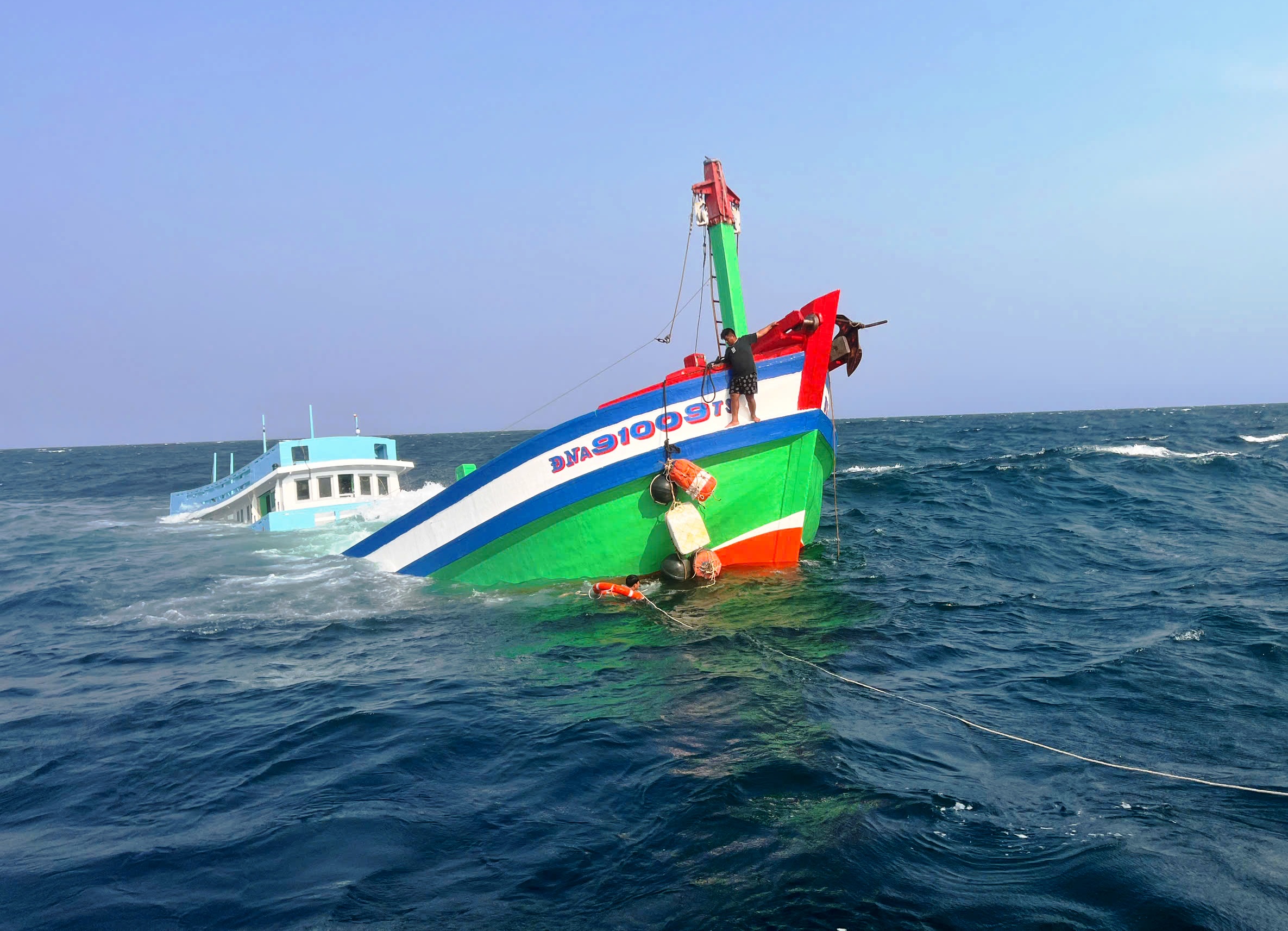 Biên phòng Đà Nẵng cứu thành công 2 thuyền viên trong vụ tàu cá chìm năm 2026 - Ảnh 1. Biên phòng Đà Nẵng cứu thành công 2 thuyền viên trong vụ tàu cá chìm năm 2026 - Ảnh 1.