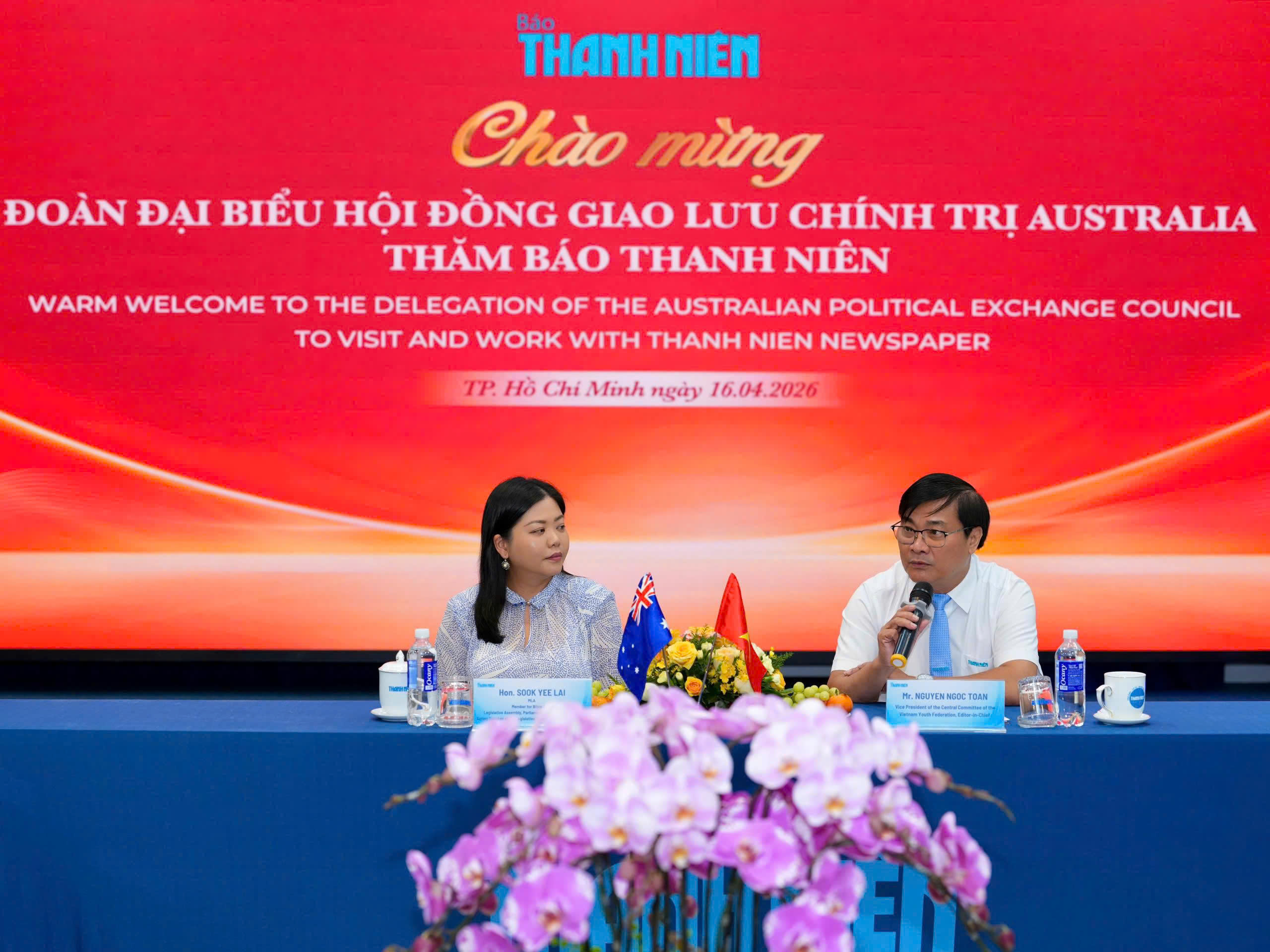 Đoàn đại biểu Hội đồng Giao lưu chính trị Úc thăm Báo Thanh Niên - Ảnh 1.