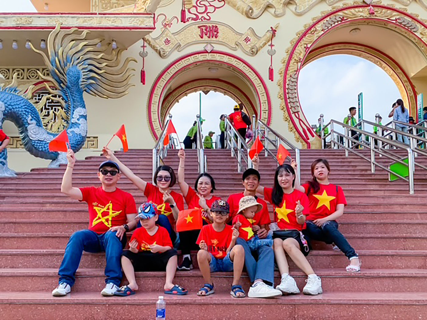 Suối Tiên hút khách dịp lễ với 1.000 vé miễn phí và 10.000 phần gạo lộc - Ảnh 1.