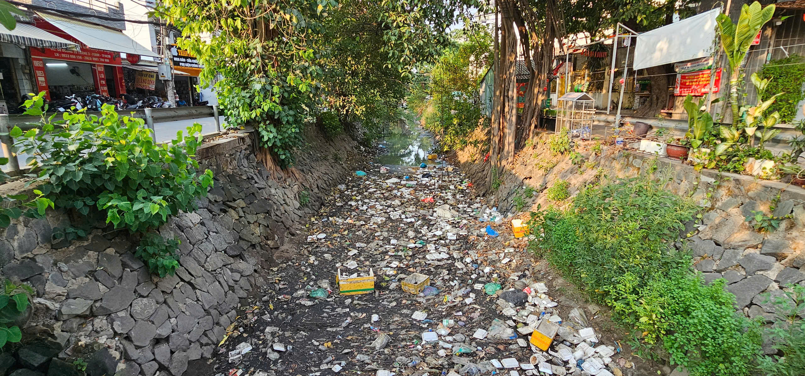 Kênh 19 Tháng 5 ô nhiễm nghiêm trọng: Sở Xây dựng TP.HCM nói gì về giải pháp? - Ảnh 2.