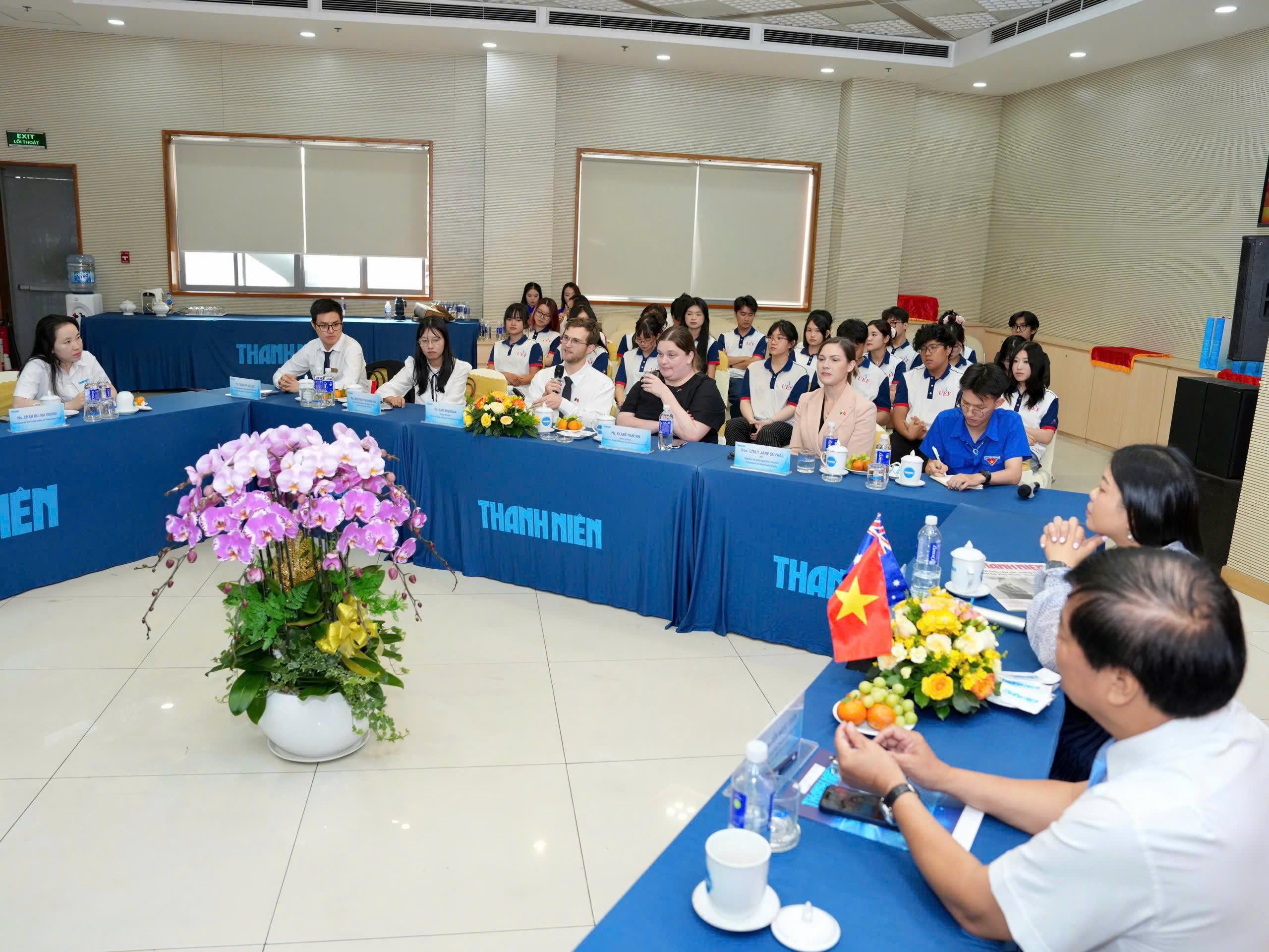 Đoàn đại biểu Hội đồng Giao lưu chính trị Úc thăm Báo Thanh Niên - Ảnh 2.