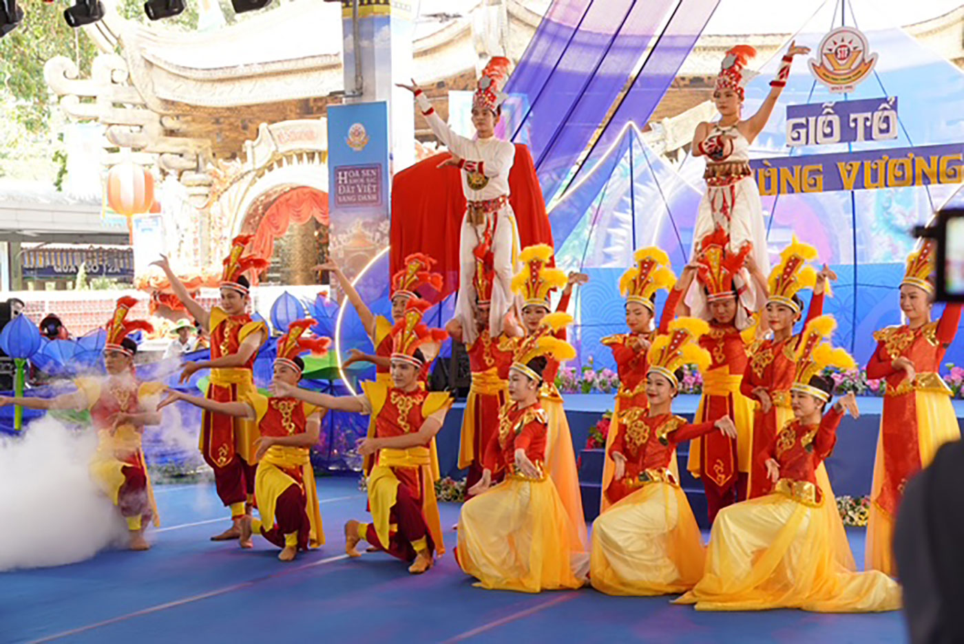 Suối Tiên hút khách dịp lễ với 1.000 vé miễn phí và 10.000 phần gạo lộc - Ảnh 2.