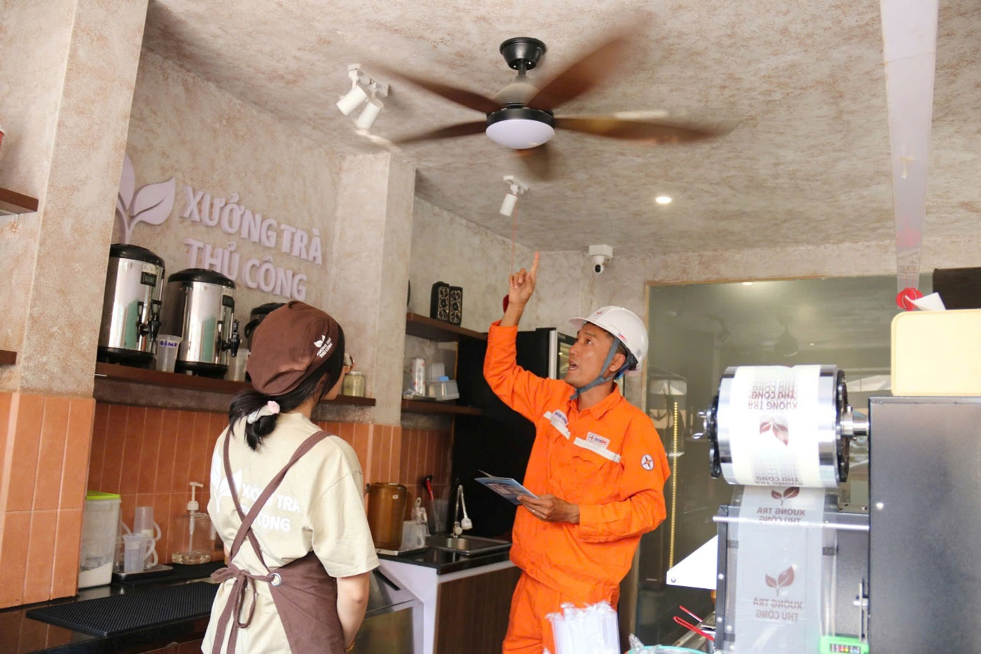 Áp lực cung ứng điện gia tăng do nắng nóng và giá dầu cao - Ảnh 1.