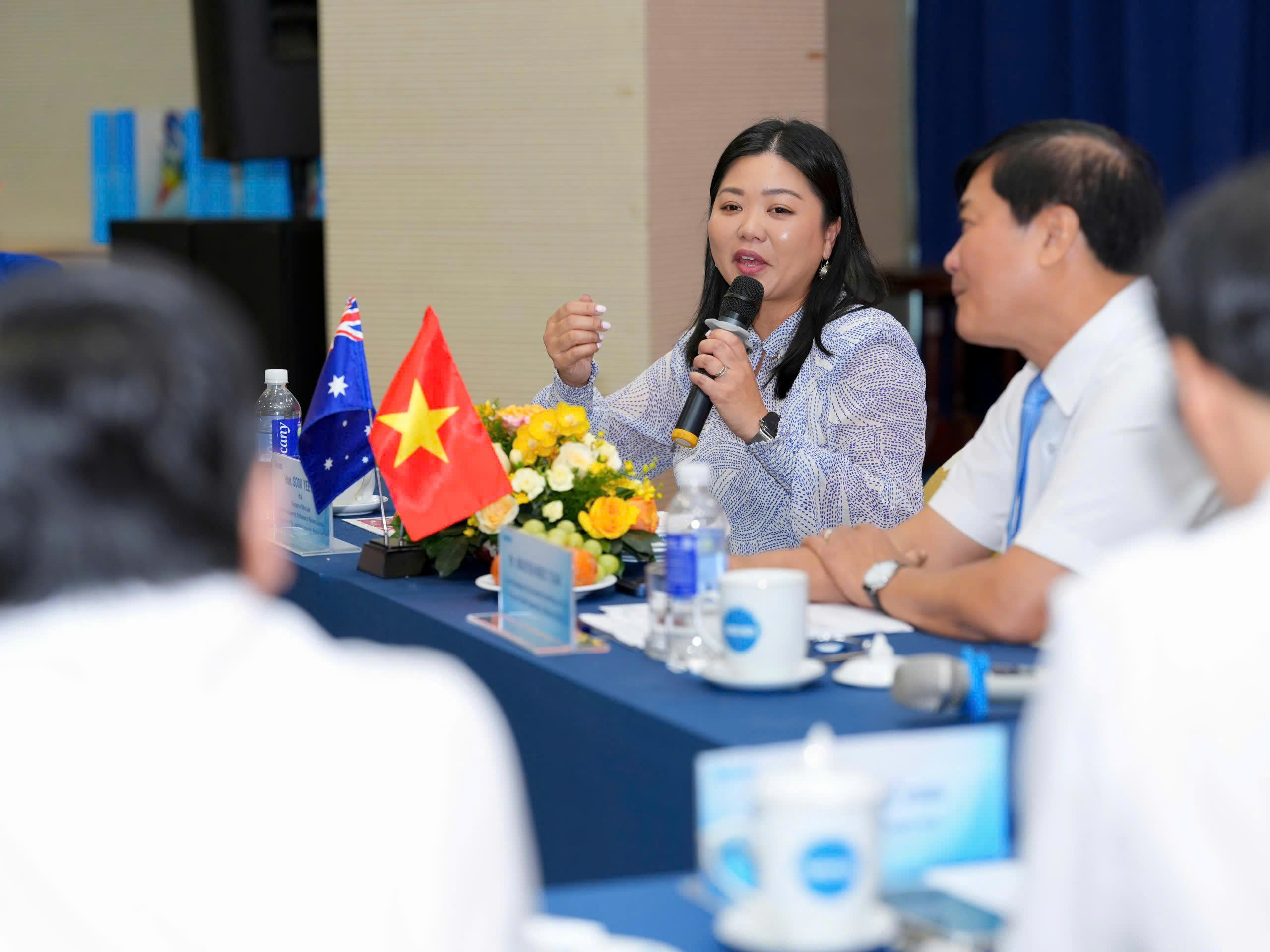 Đoàn đại biểu Hội đồng Giao lưu chính trị Úc thăm Báo Thanh Niên - Ảnh 3.